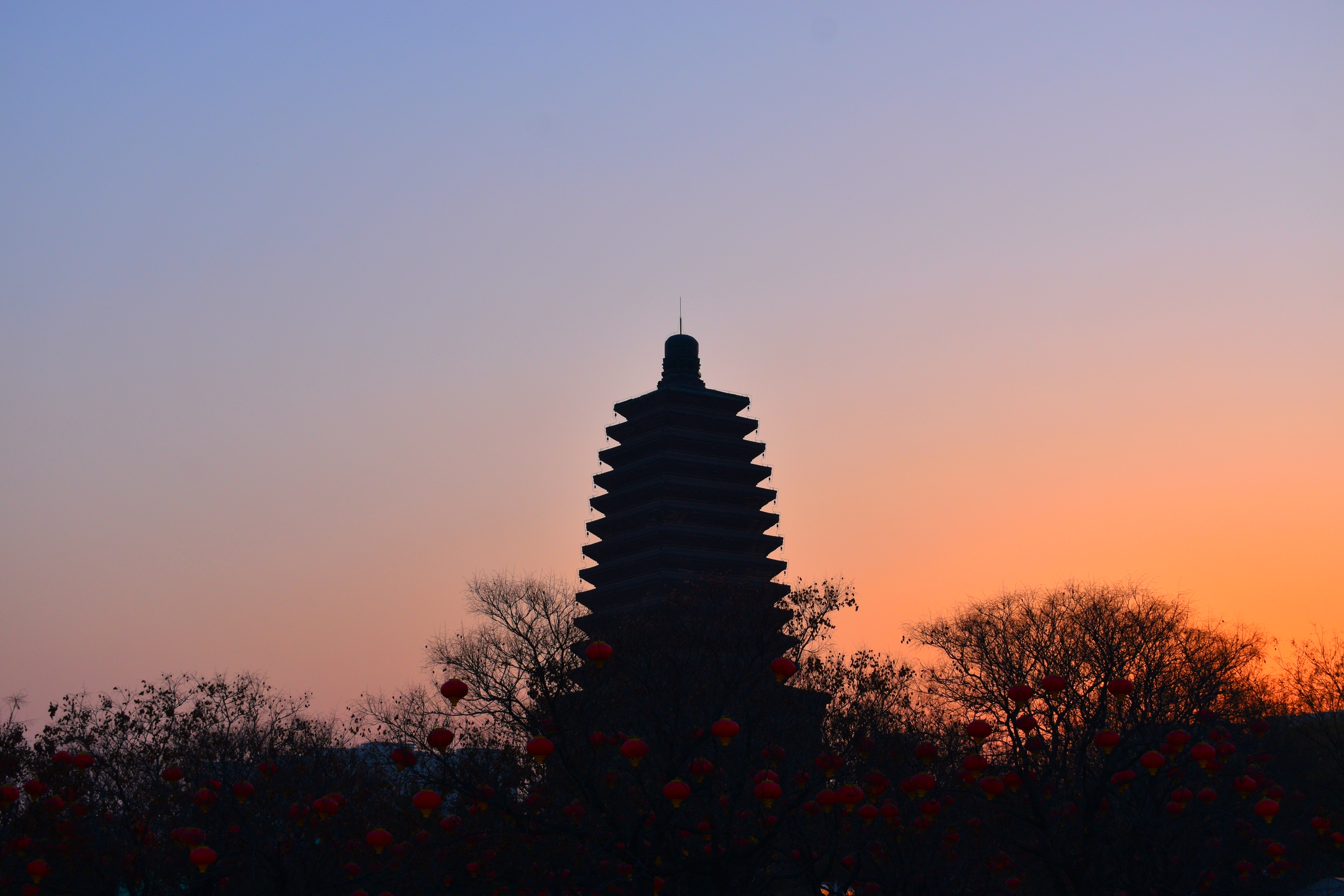 夕阳下的古建筑剪影独特魅力