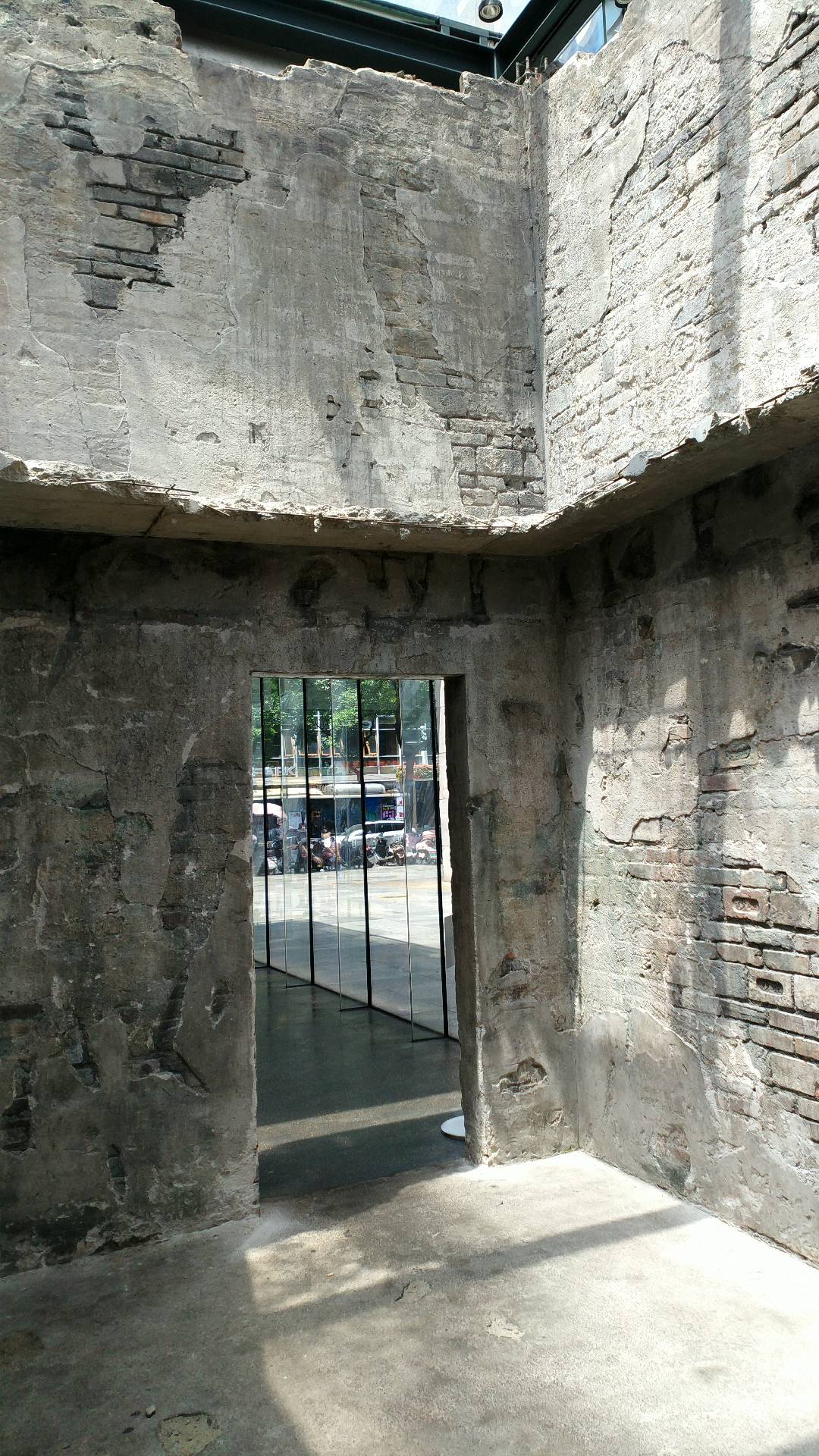 斑驳水泥墙尽显沧桑感的独特建筑景观