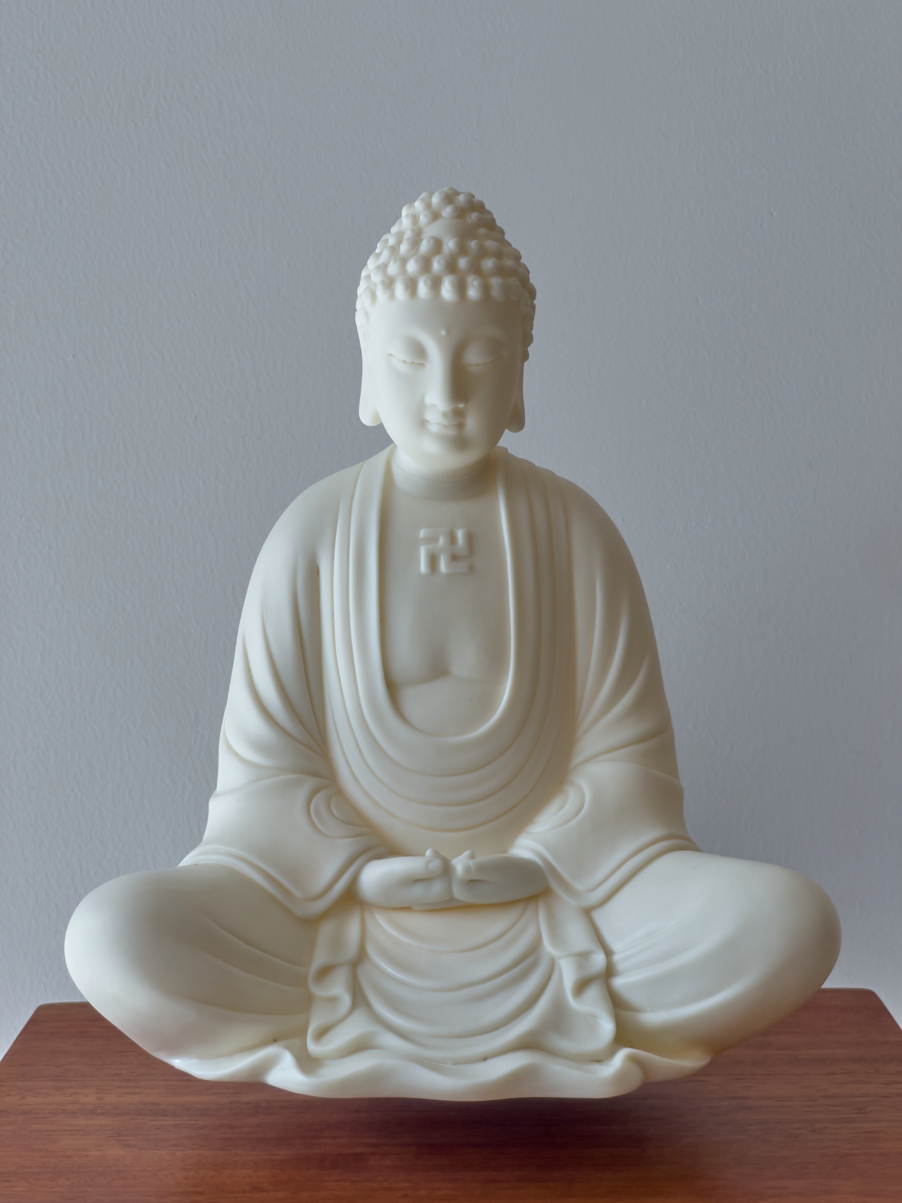 优雅白色佛像雕塑，打造独特艺术宣传物料