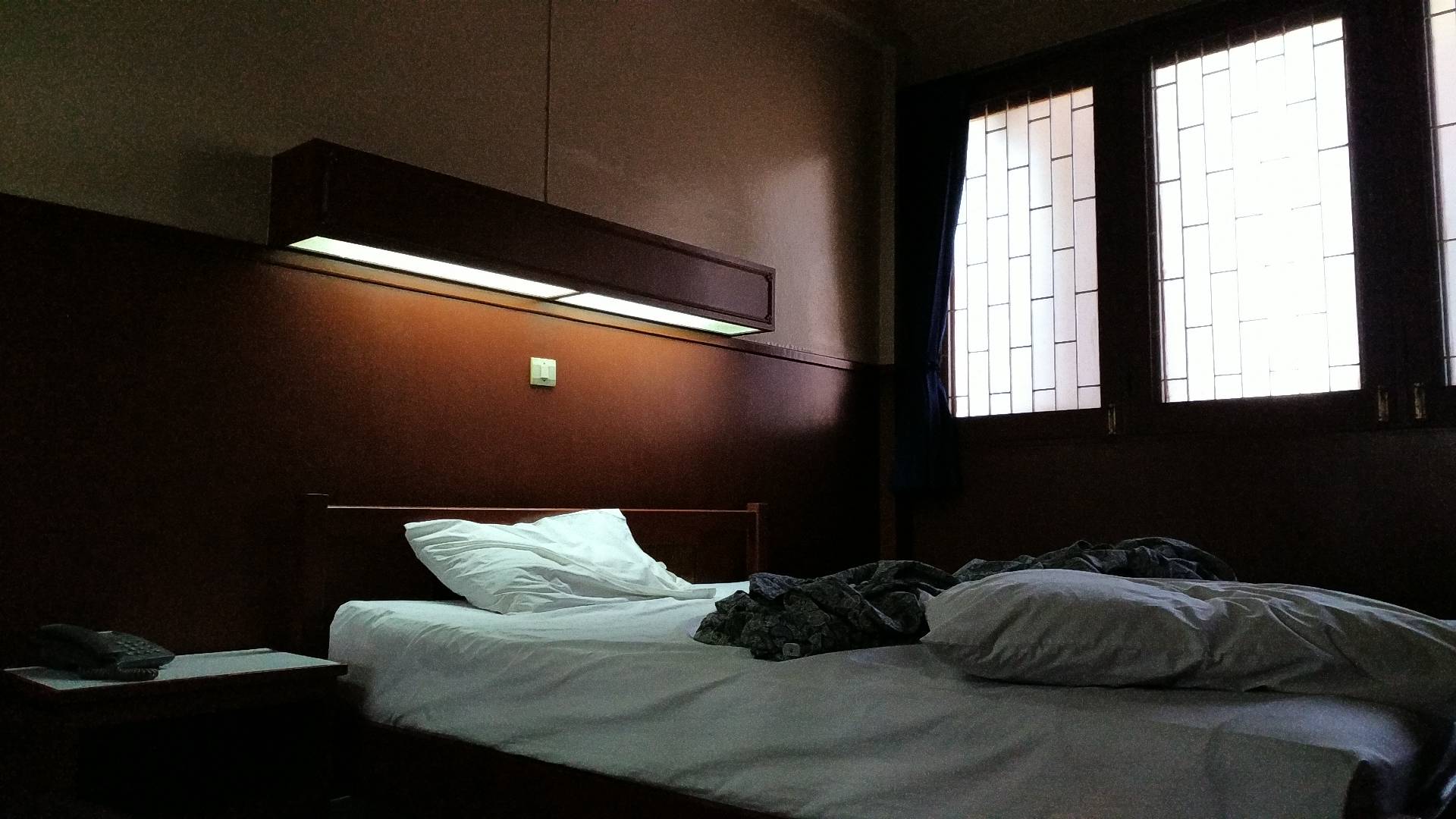 简约风格的卧室实景图，尽显舒适与宁静