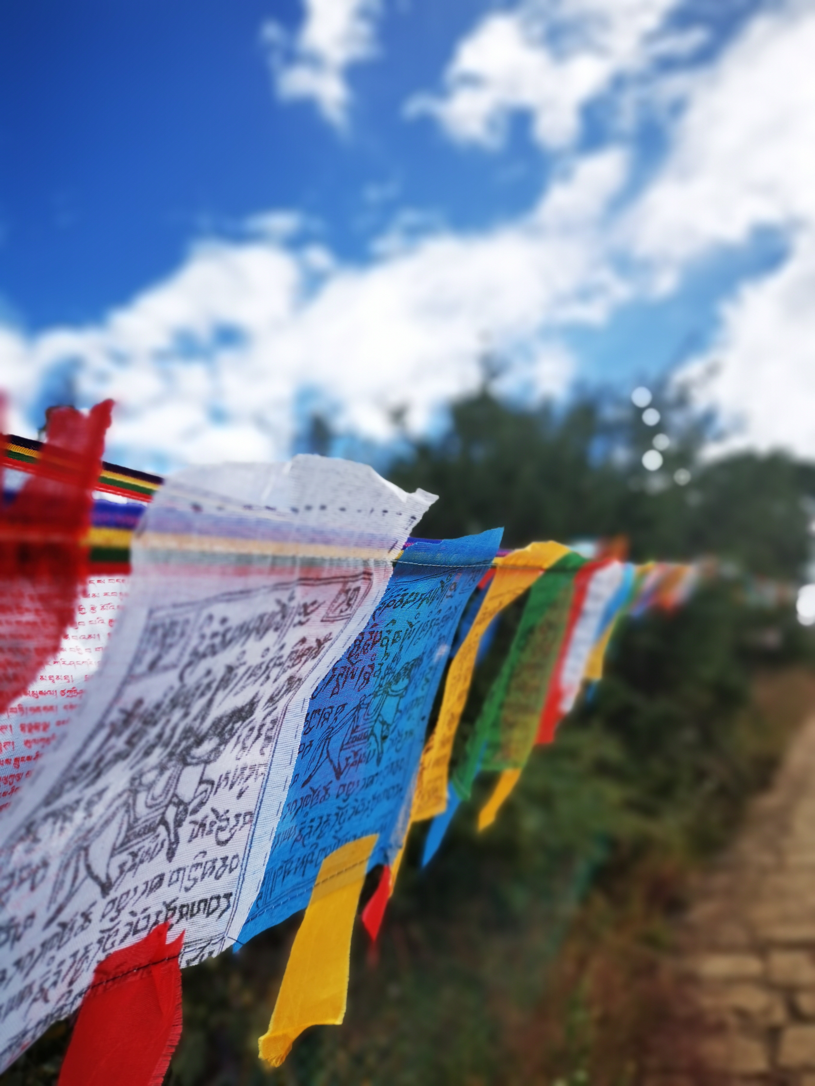 多彩经幡随风飘扬展现独特民族风情