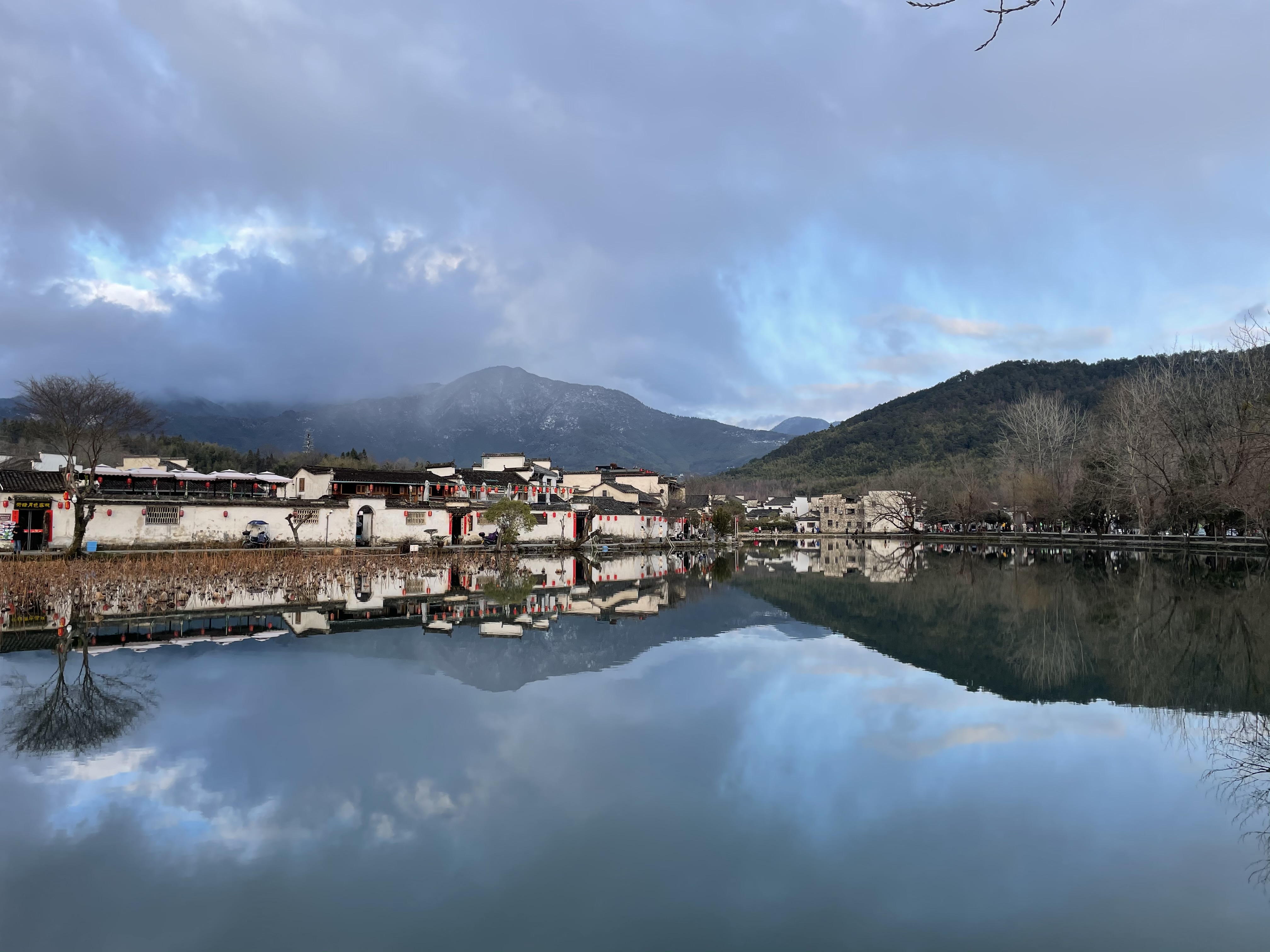 湖泊边的古建筑风景尽显水墨之美