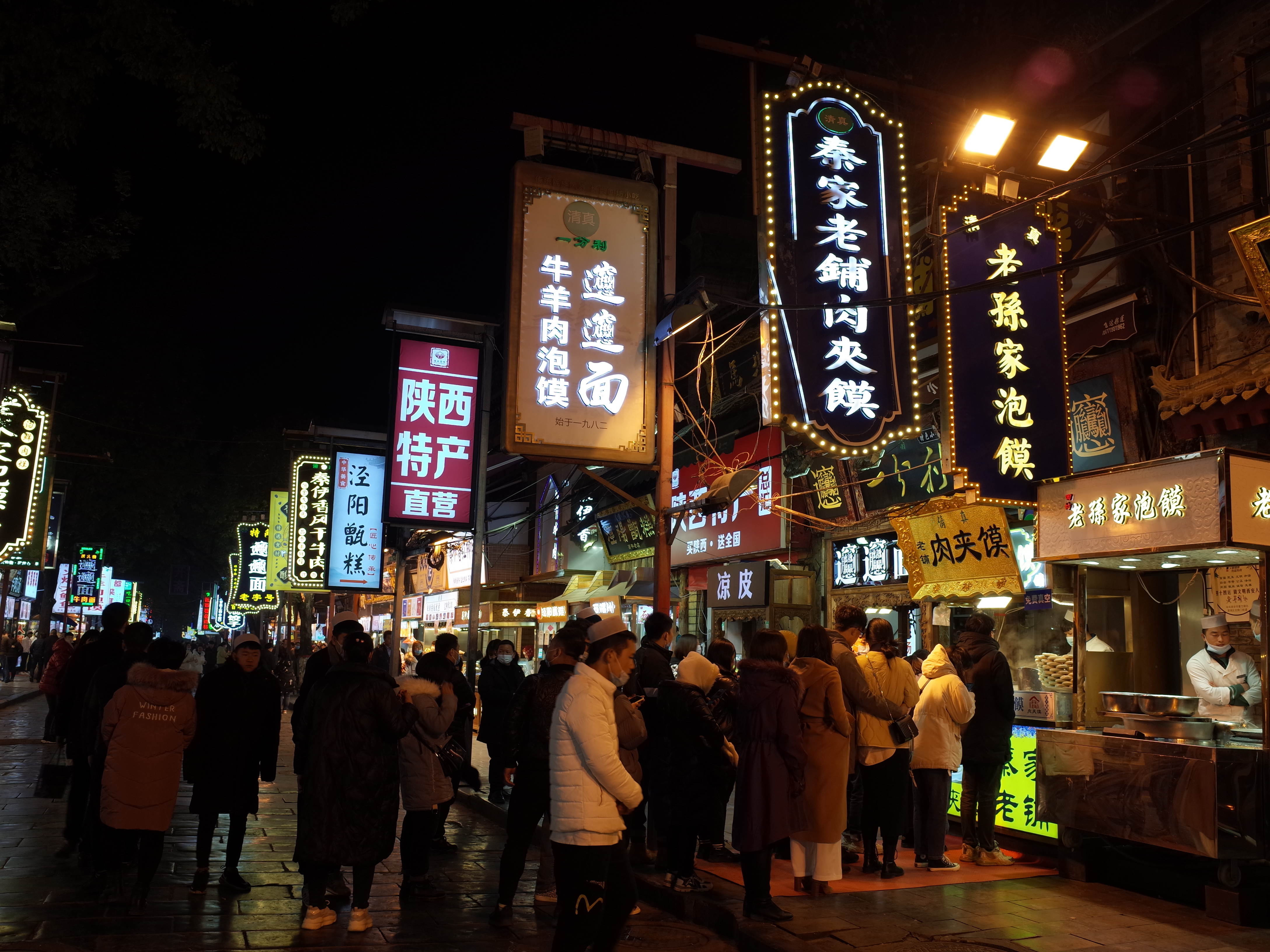 热闹夜市中的特色陕西美食街景宣传照