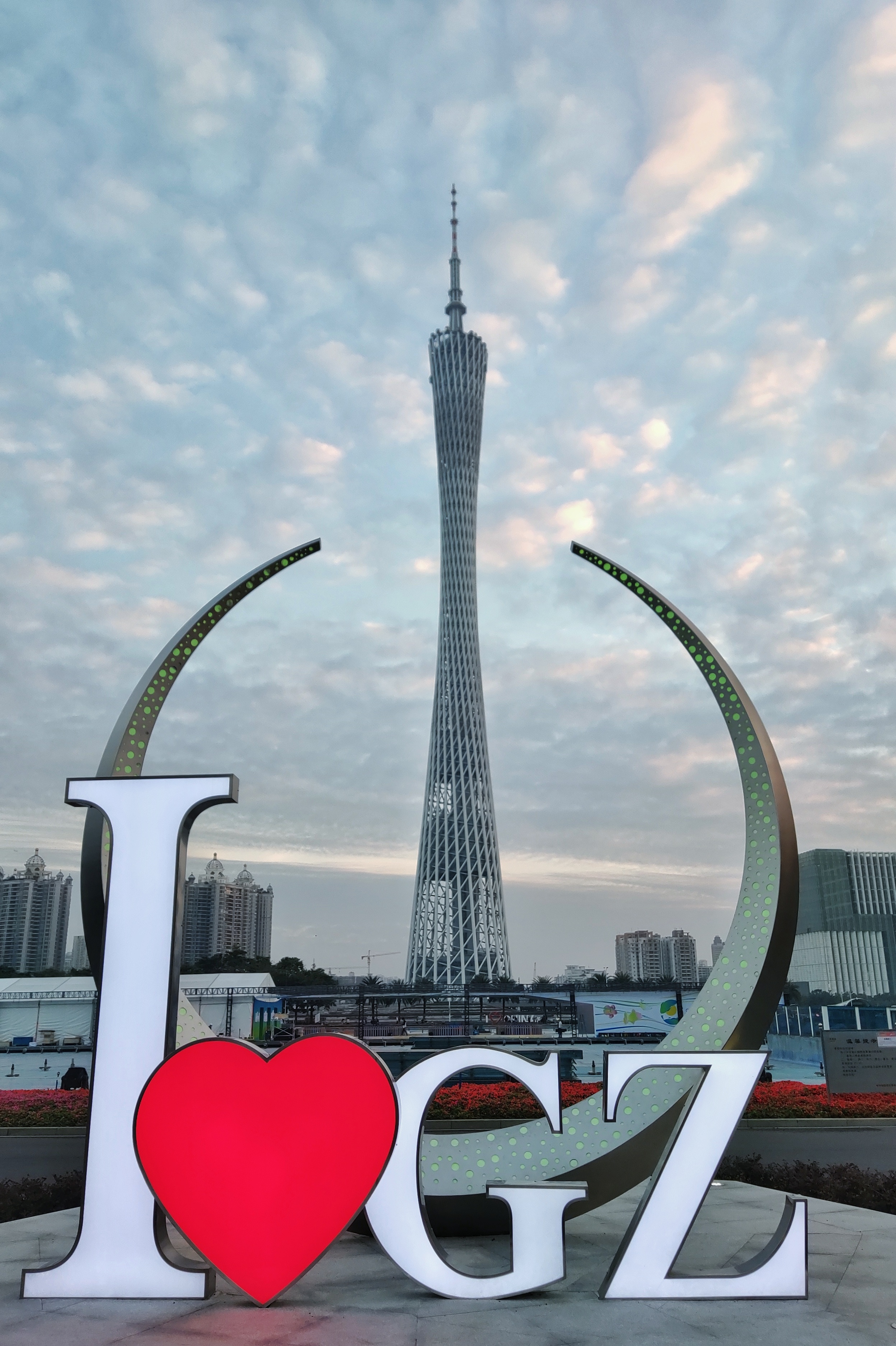 广州塔下浪漫标志 城市地标尽显时尚魅力
