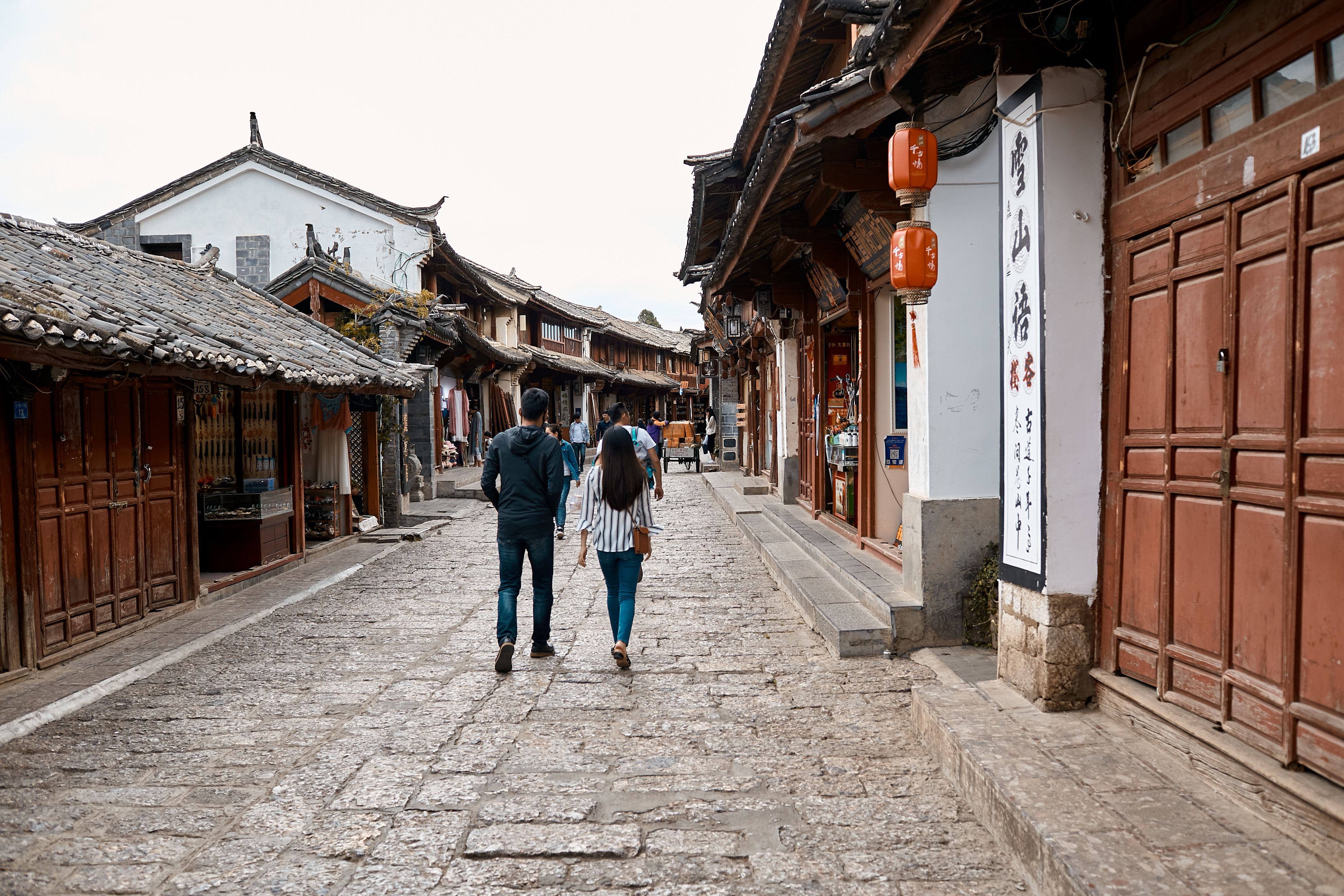 古街漫步的情侣 古建筑风格情侣照
