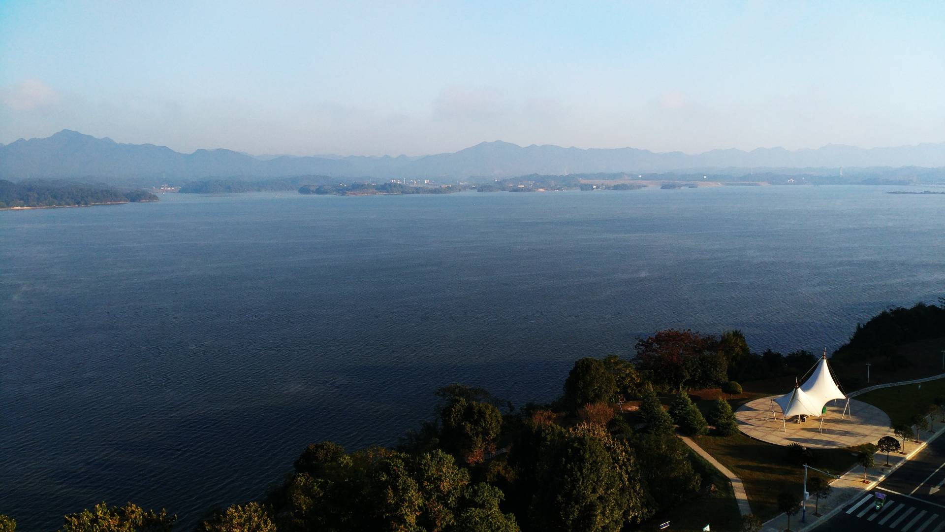 湖泊美景入眼帘 清新自然风景电脑壁纸