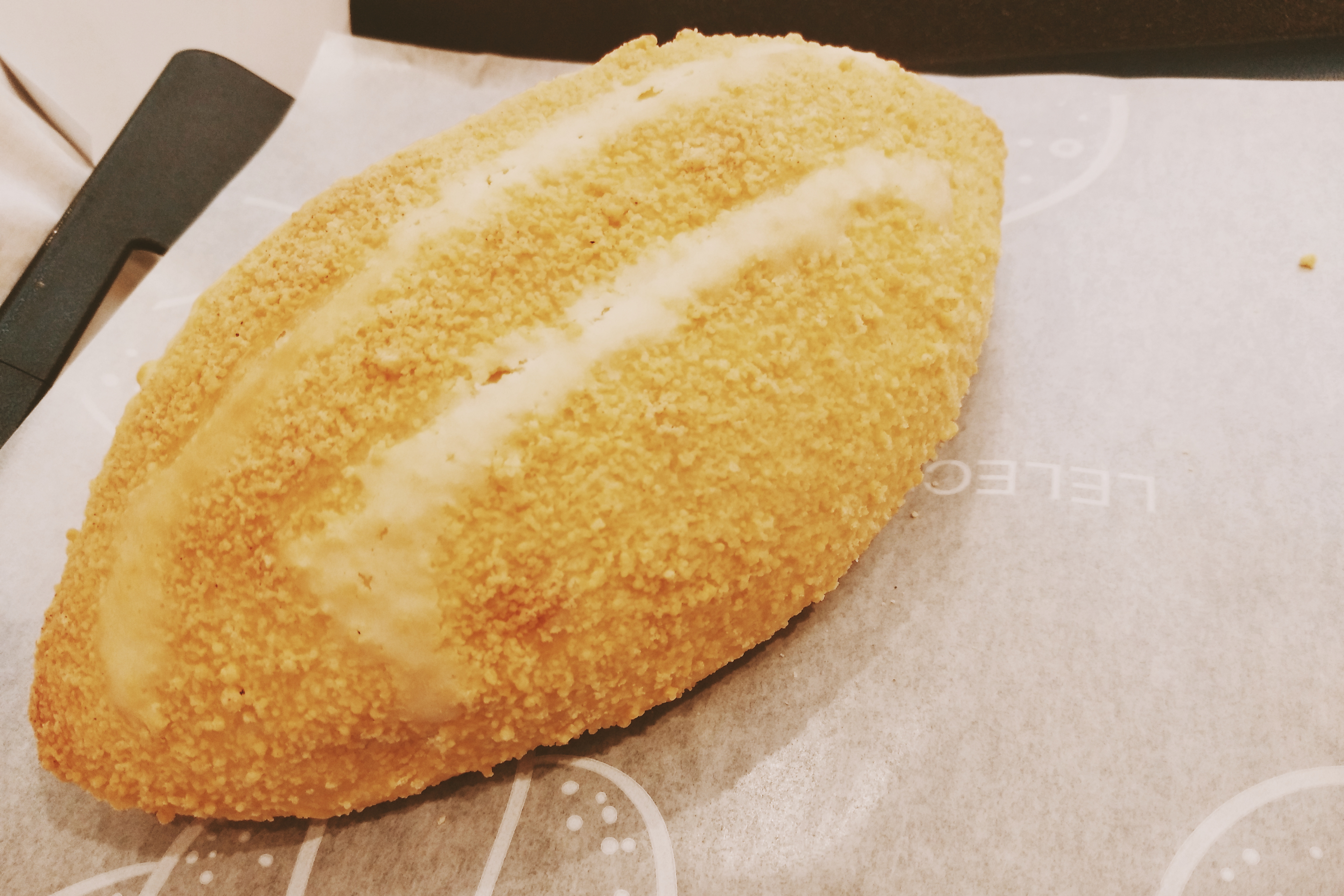 金黄酥脆面包，美味糕点令人垂涎欲滴