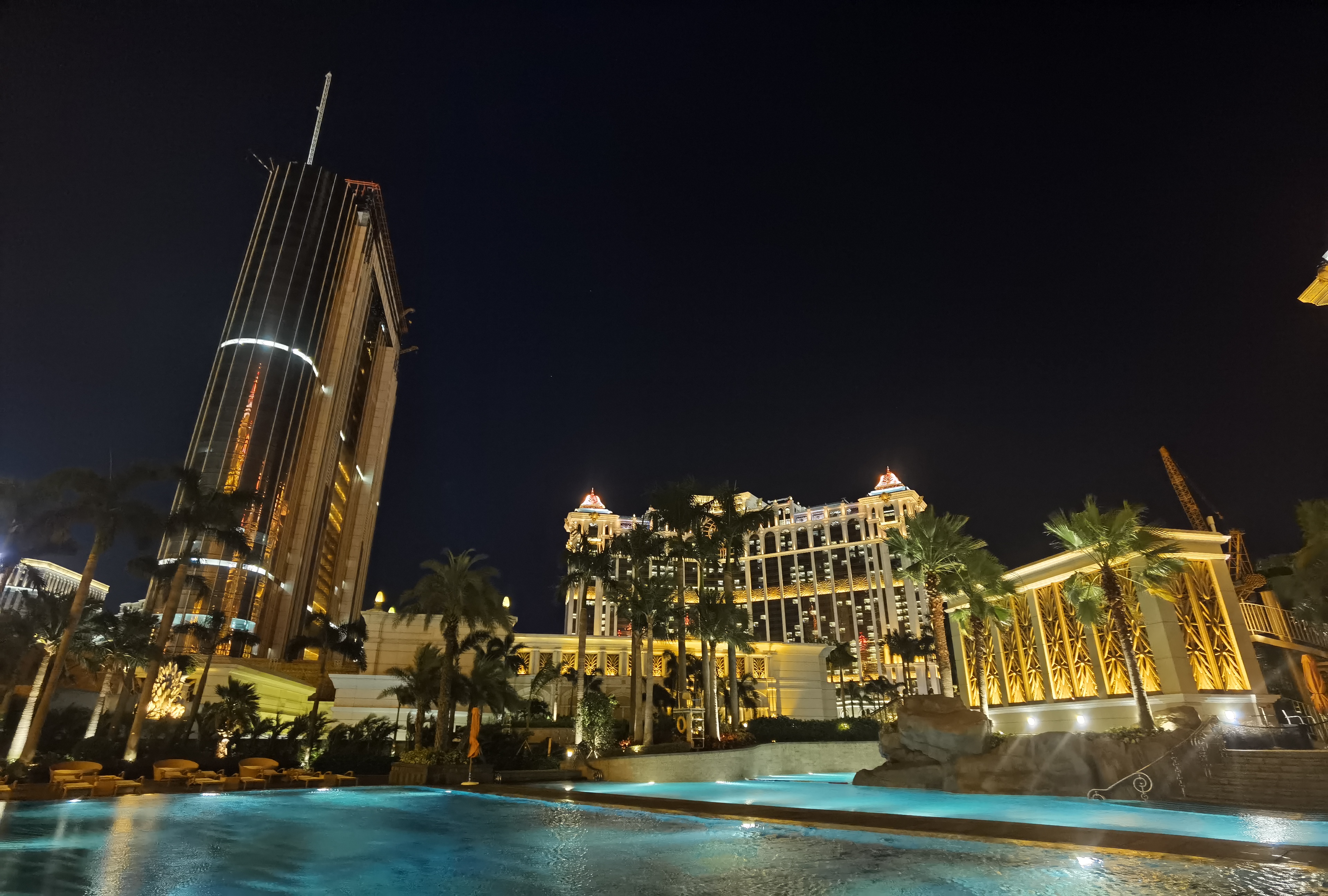 璀璨夜景下的豪华泳池 高端实景壁纸来袭