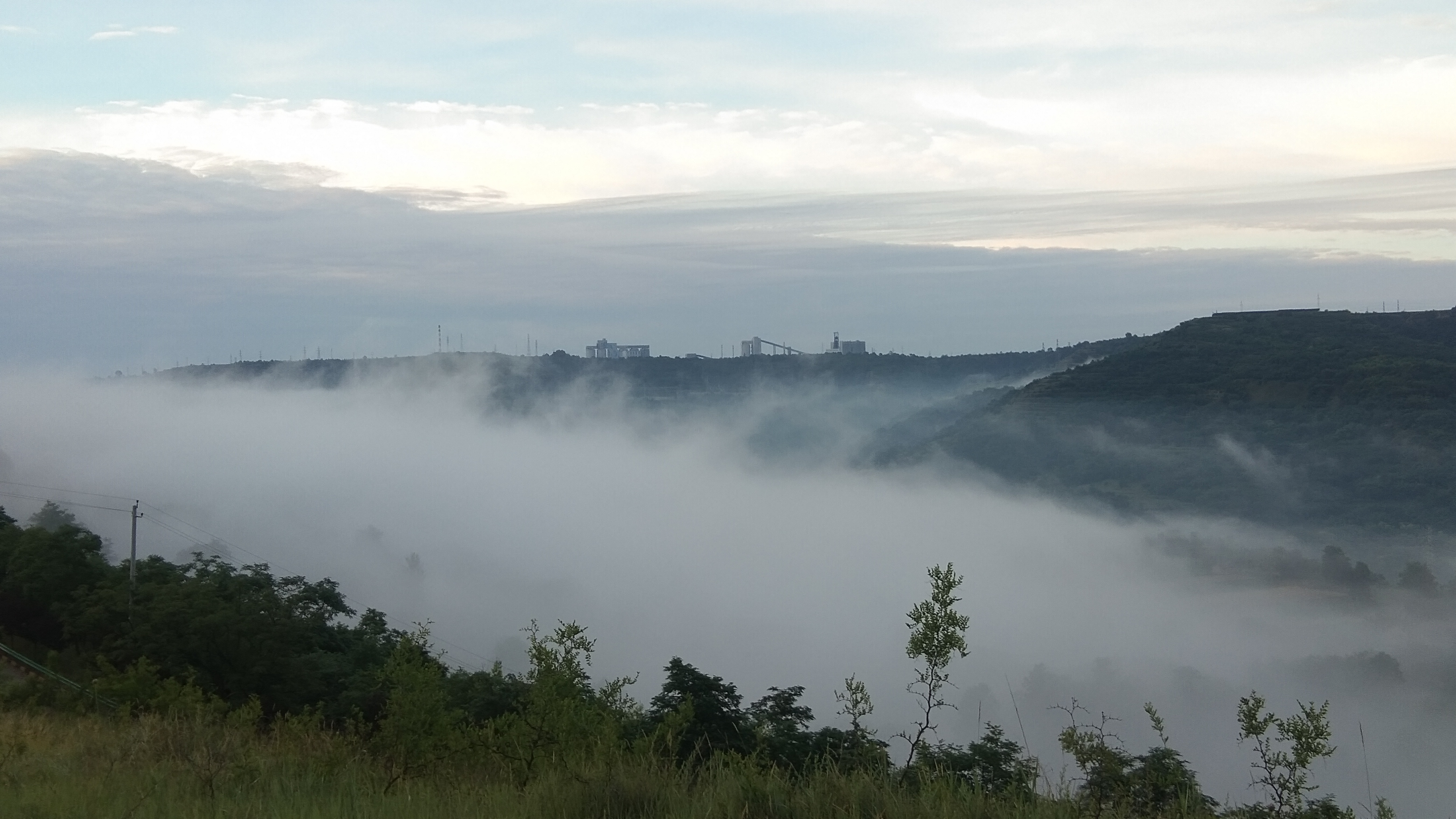 云雾缭绕山间美景 手机壁纸尽显自然风情
