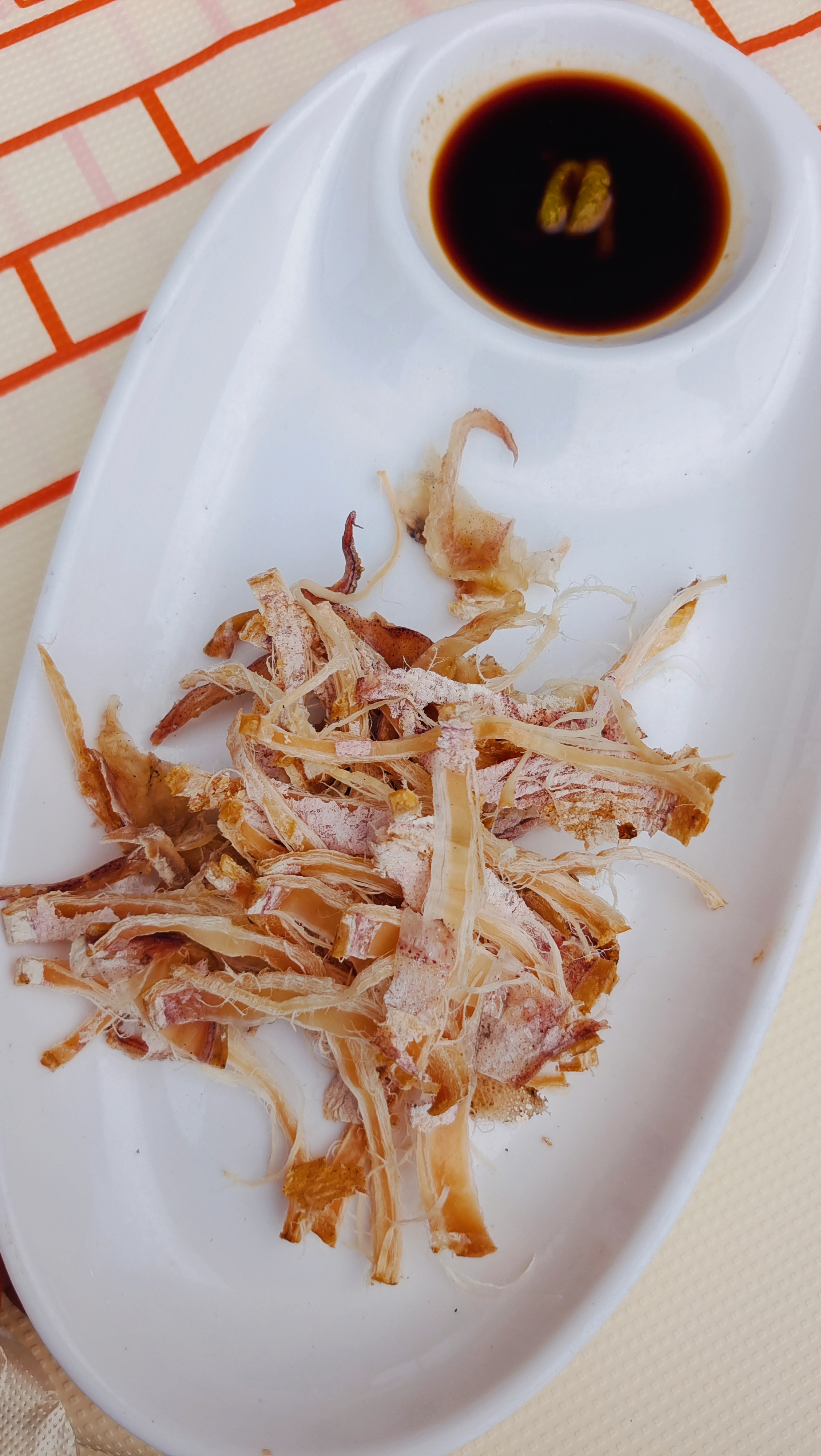 美味鱿鱼丝搭配酱汁，海鲜零食的绝佳之选