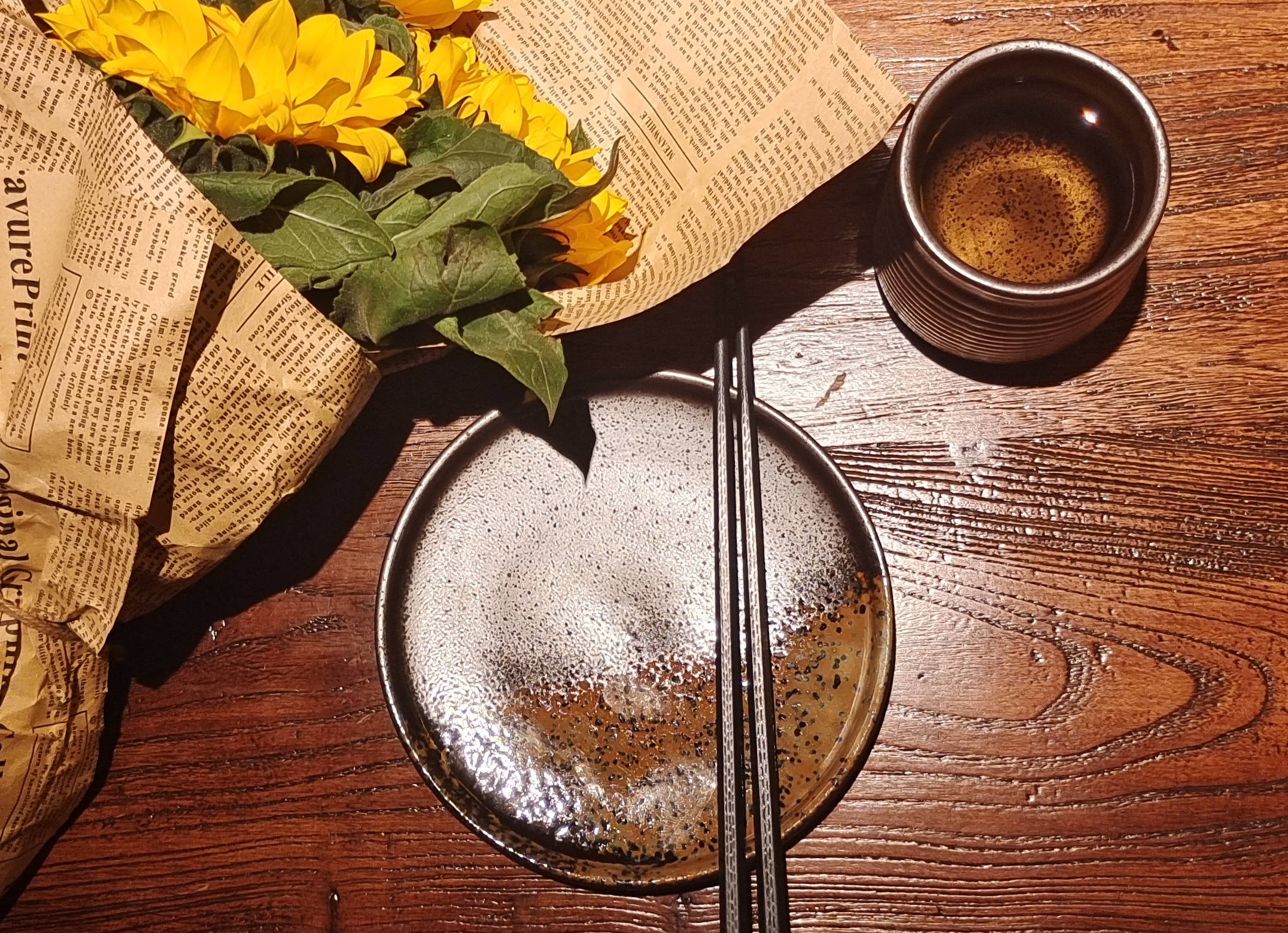 向日葵搭配餐具，文艺风餐桌布置尽显温馨