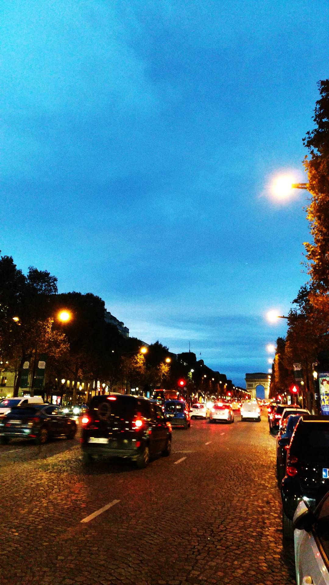 暮色下车水马龙的城市街道夜景