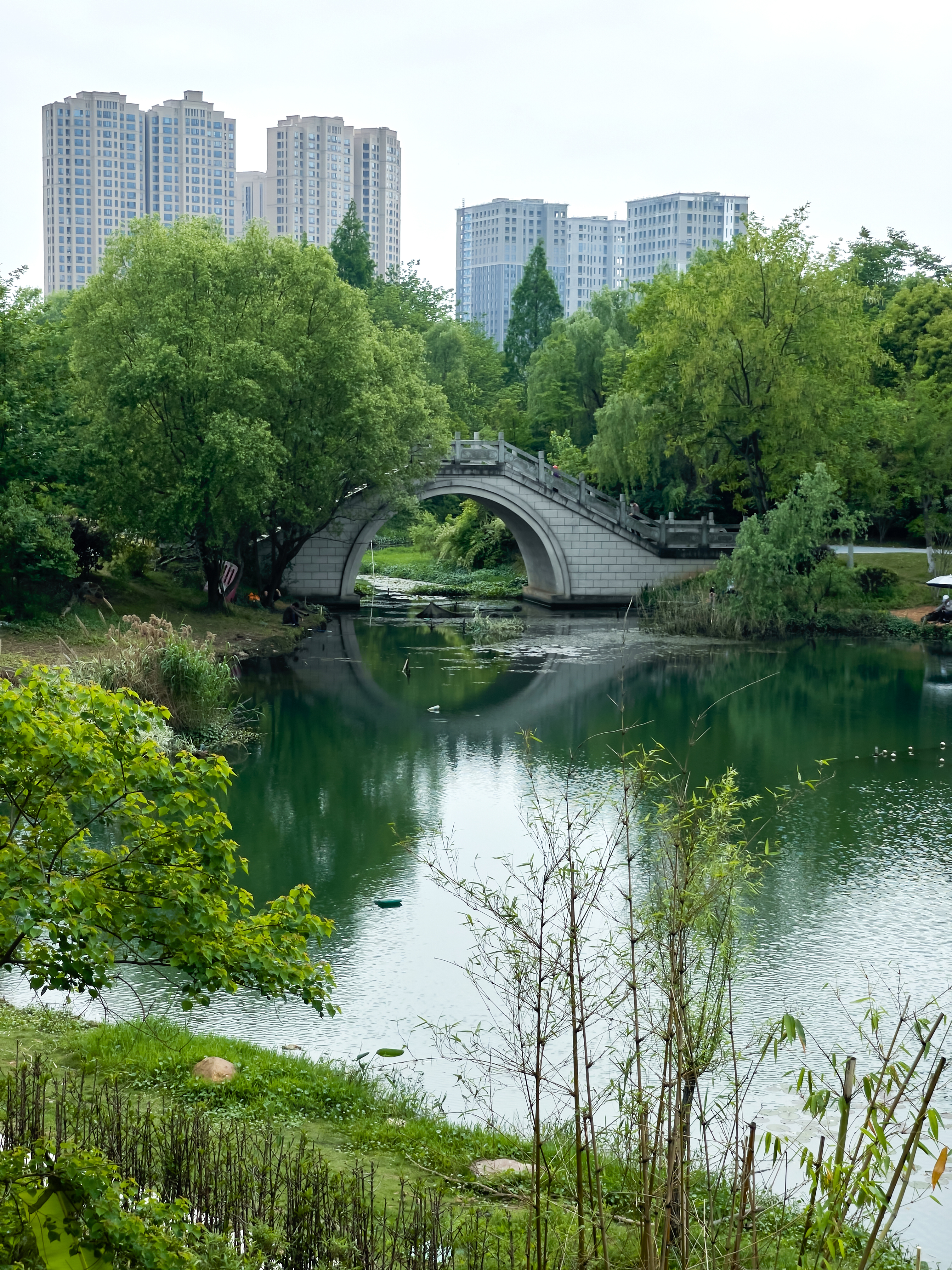 湖泊石桥景观美，清新壁纸展自然风貌