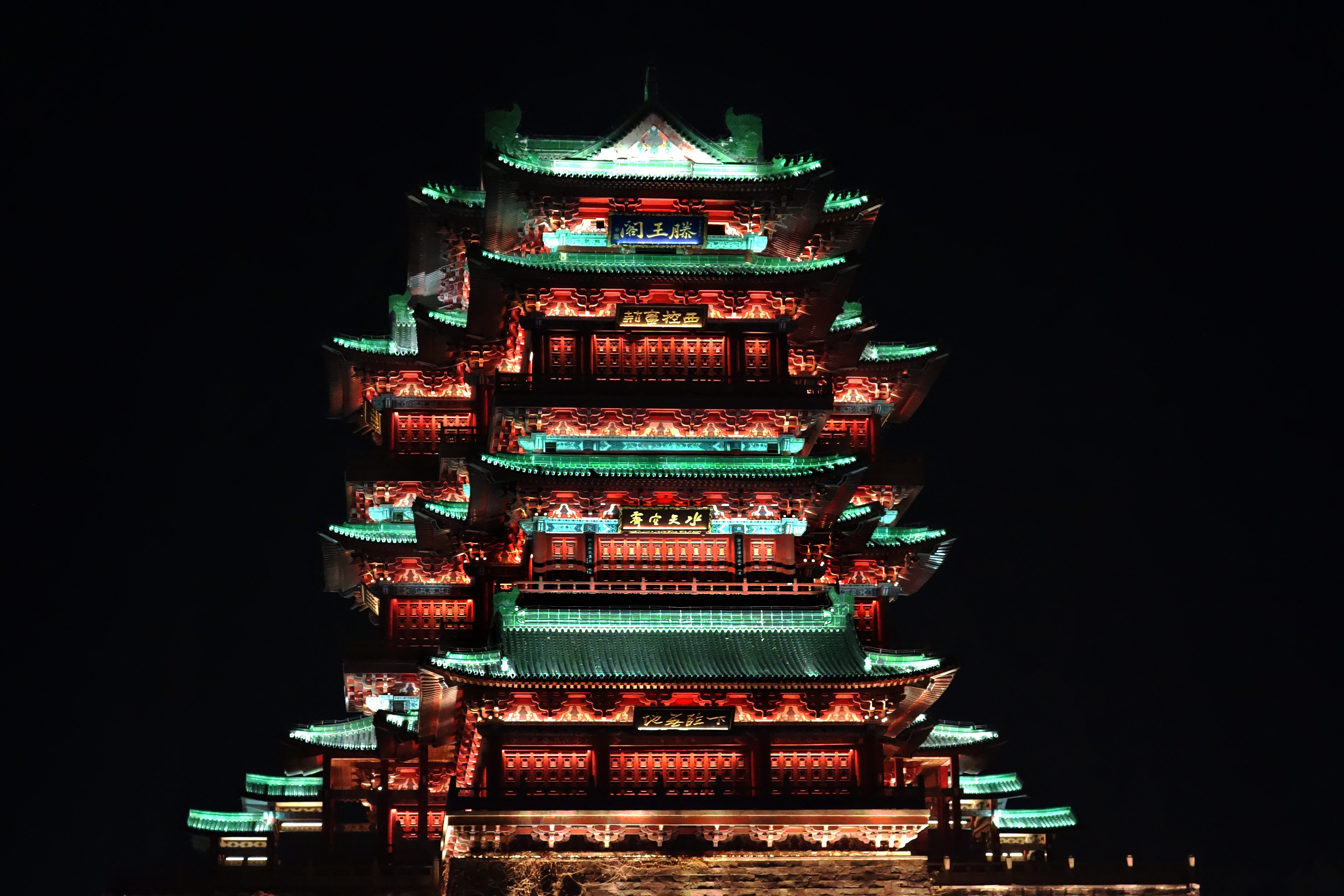 美轮美奂的滕王阁古建筑夜景灯光璀璨