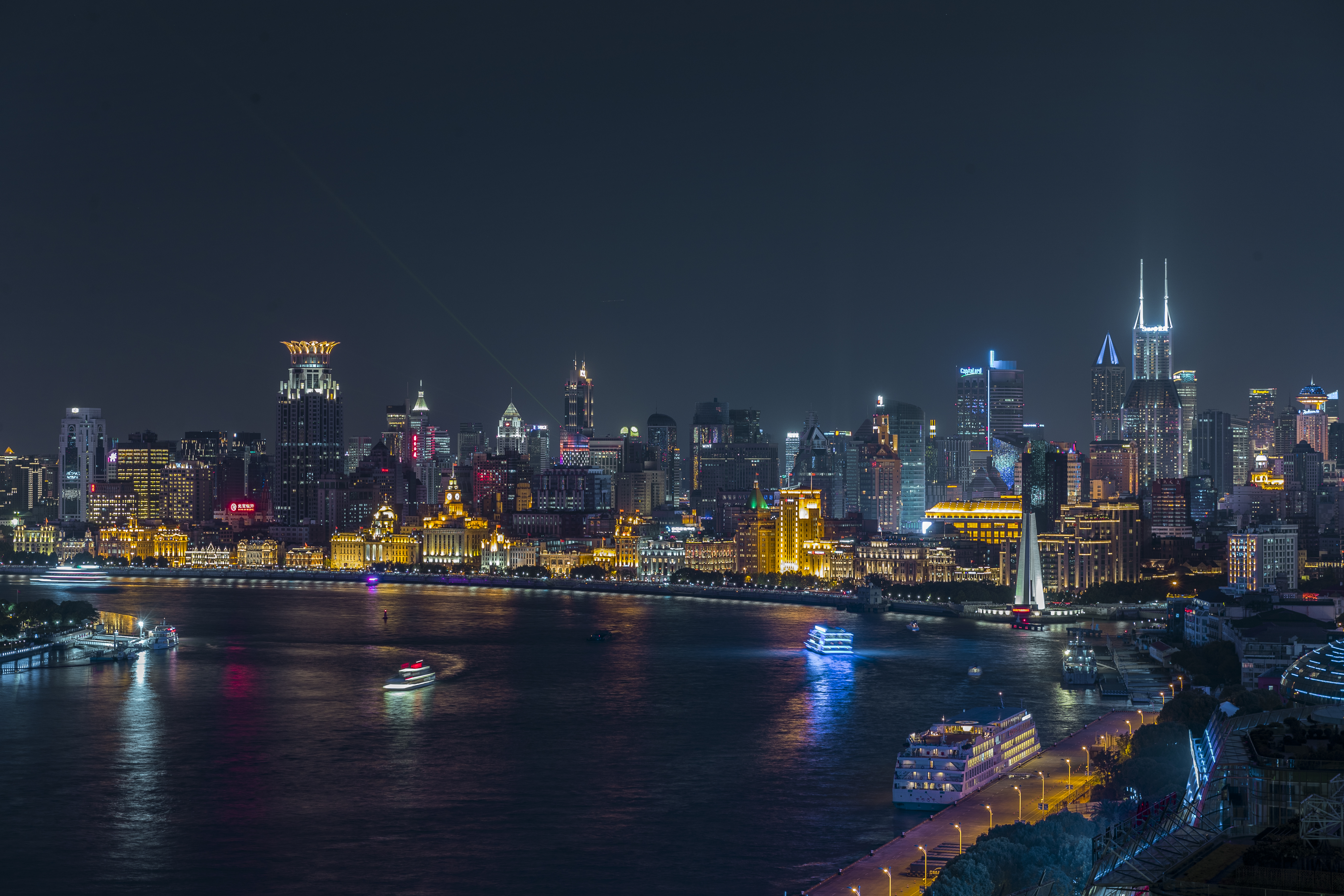 璀璨夜景下的城市风光尽显时尚魅力