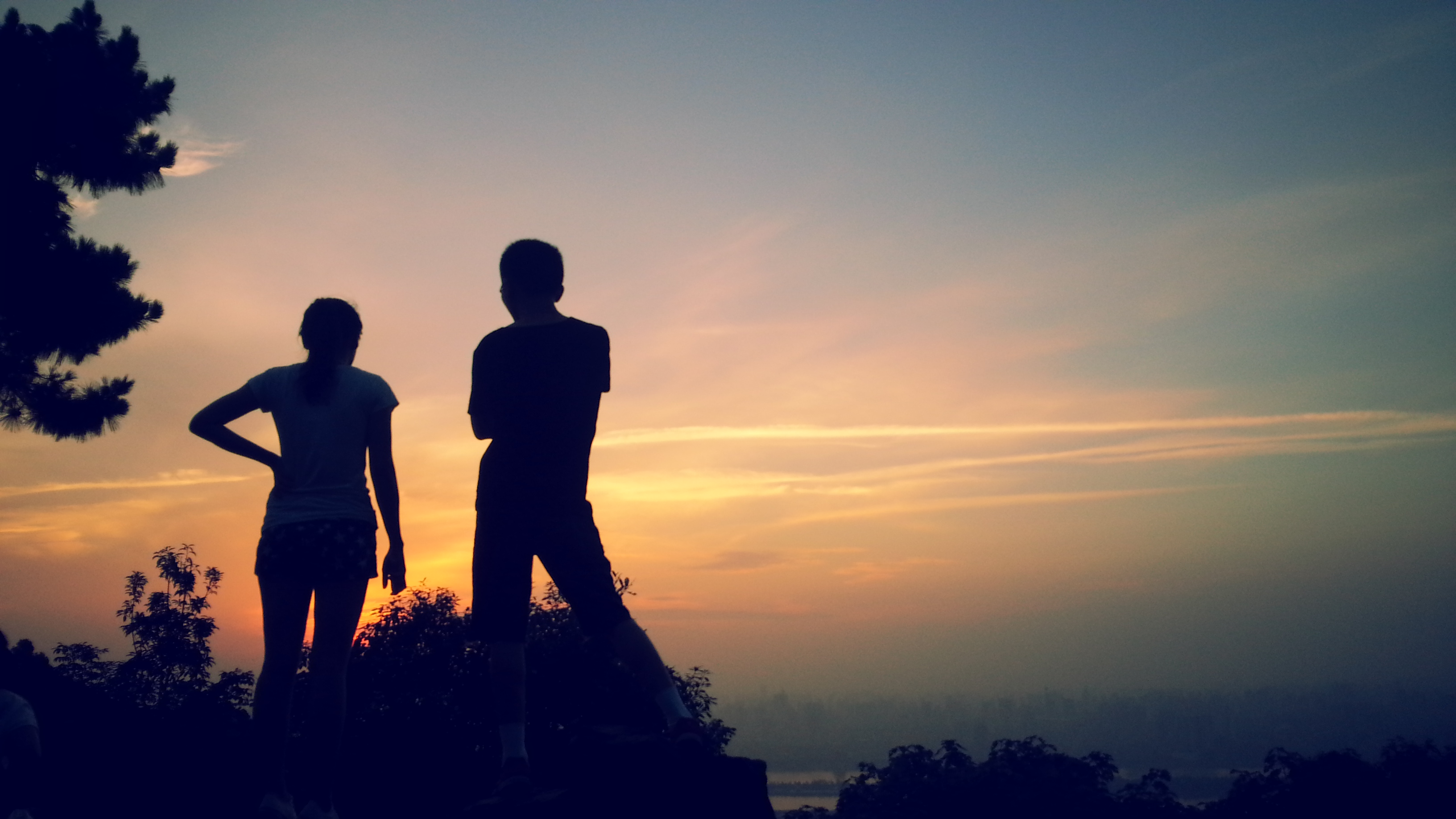 夕阳下的两人剪影 手机壁纸尽显浪漫氛围