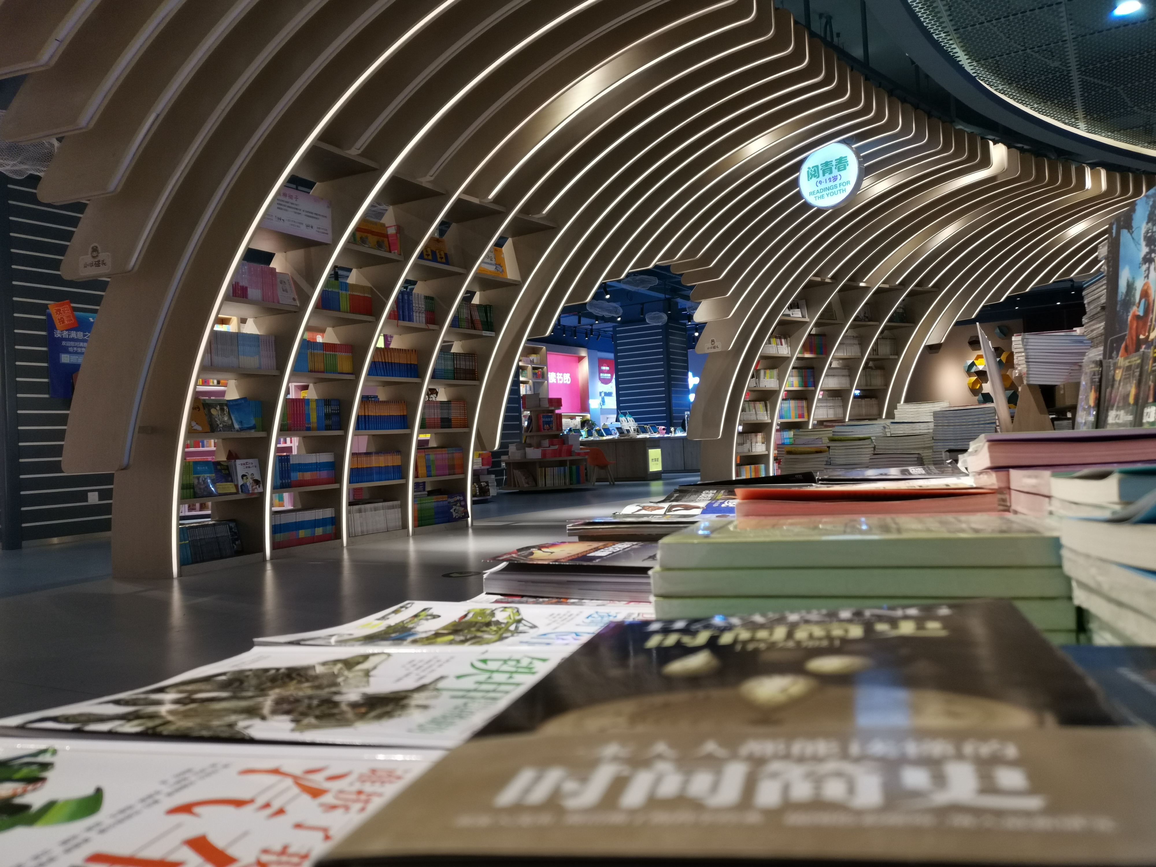 创意书架满是书，文艺书店氛围浓