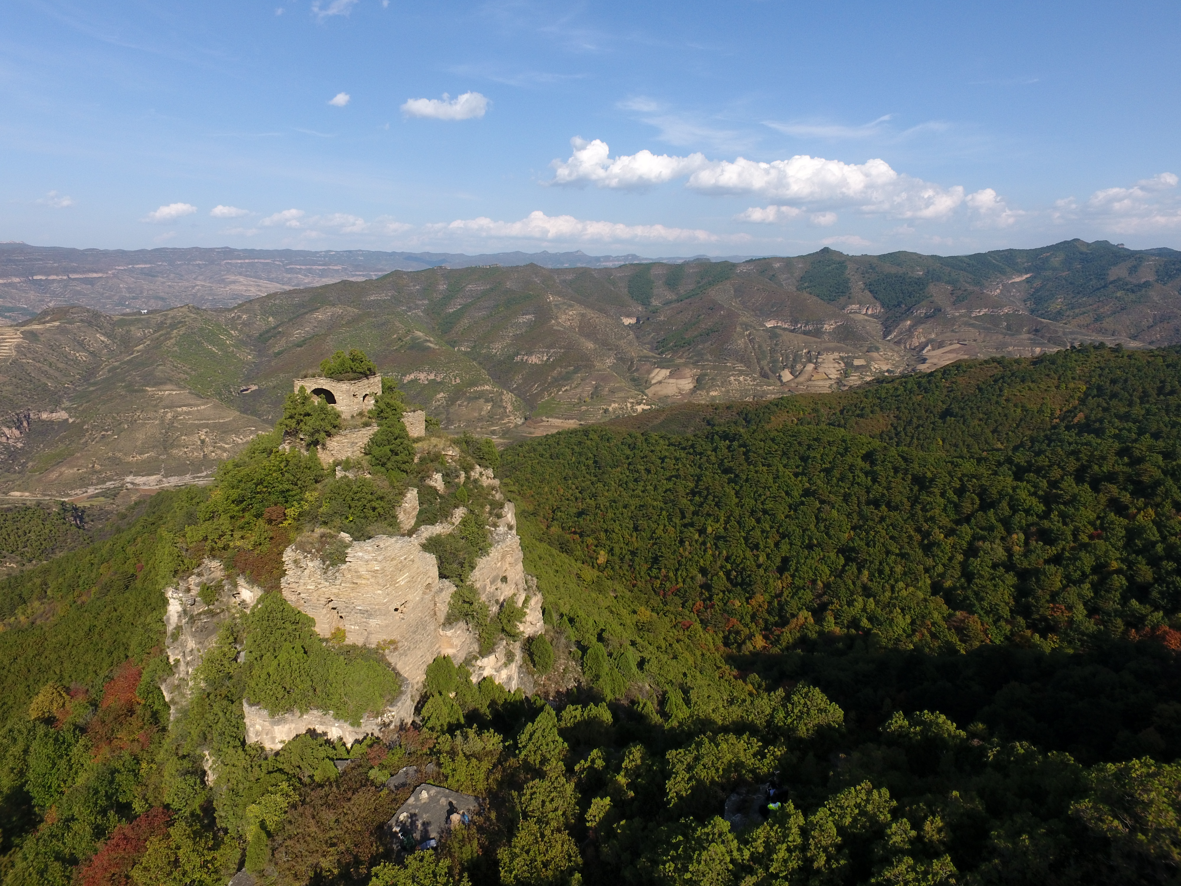 森林中独特山峰景观尽显自然之美