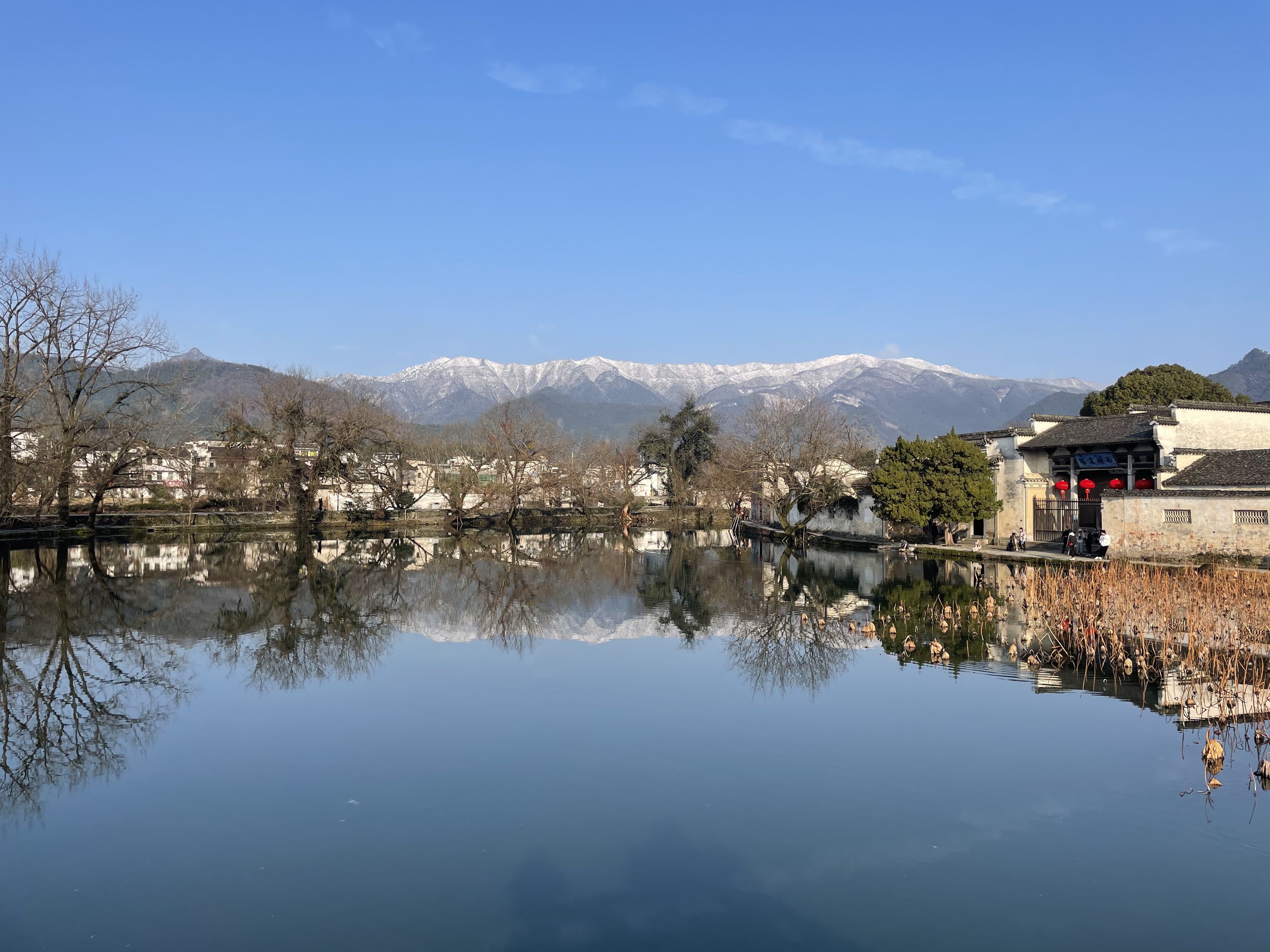 雪山下的湖泊古村，赏景必备电脑壁纸