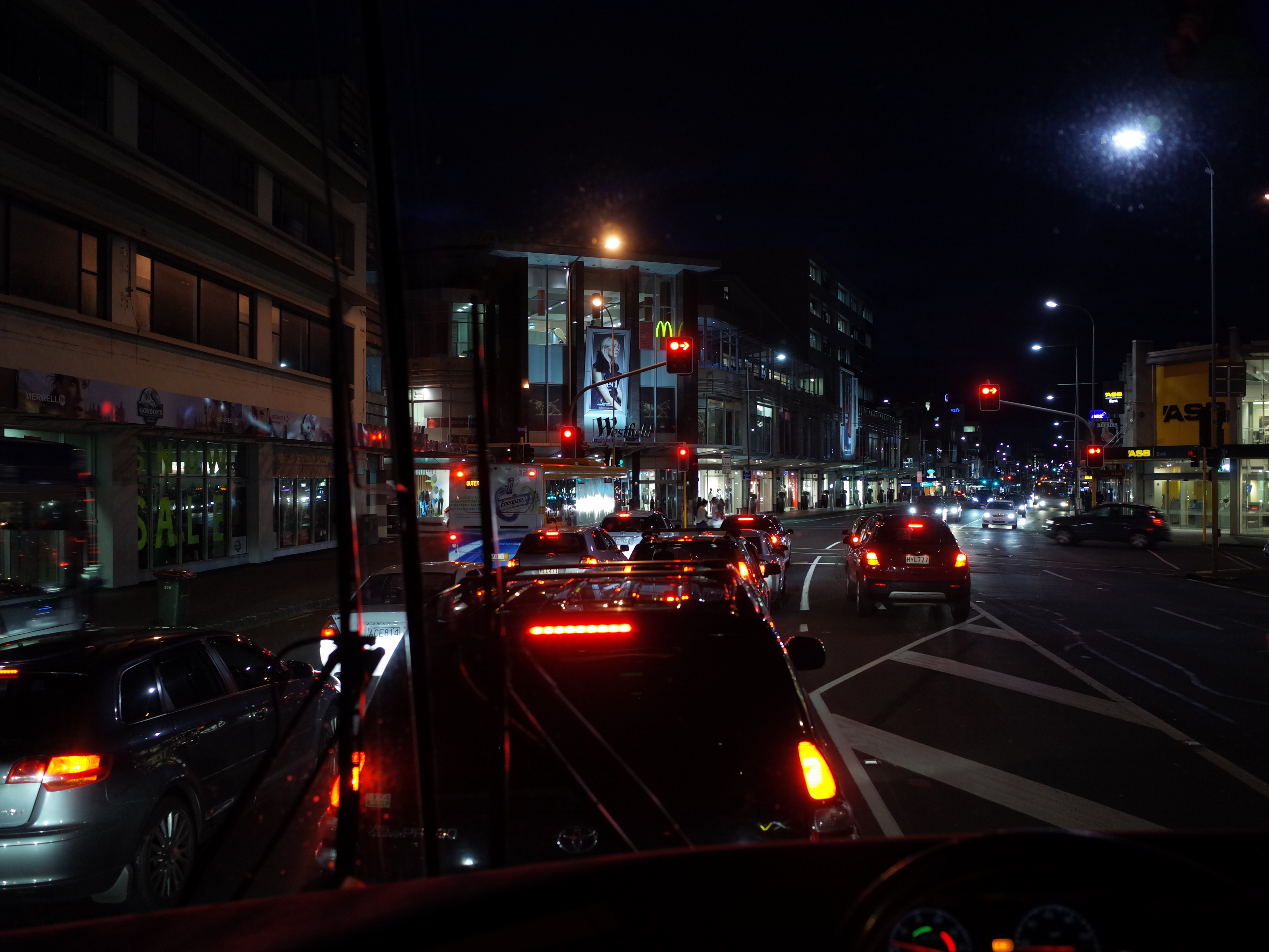 夜晚城市街道的汽车灯光 尽显城市繁华景象