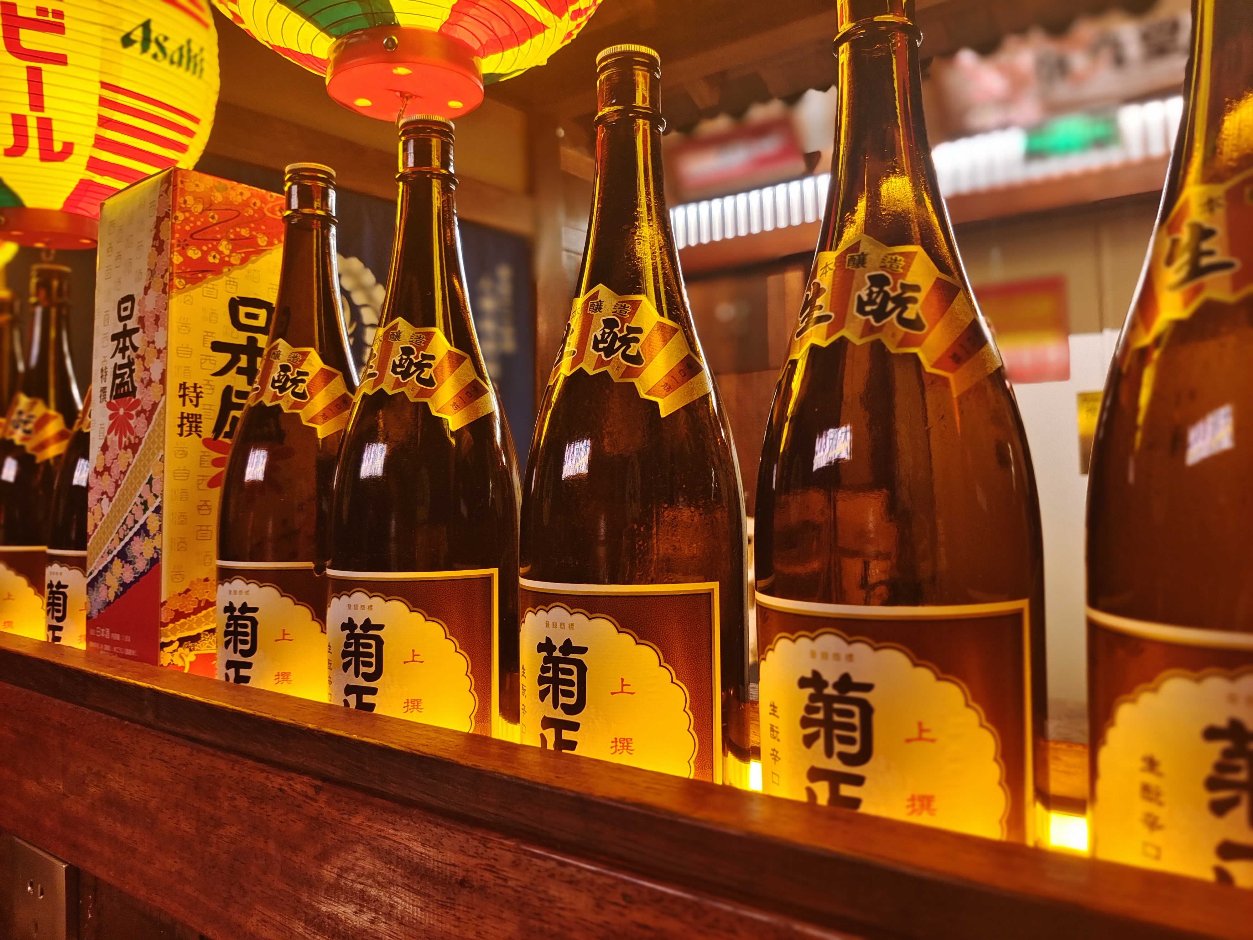 特色菊正宗酒瓶展示，浓郁日本酒文化