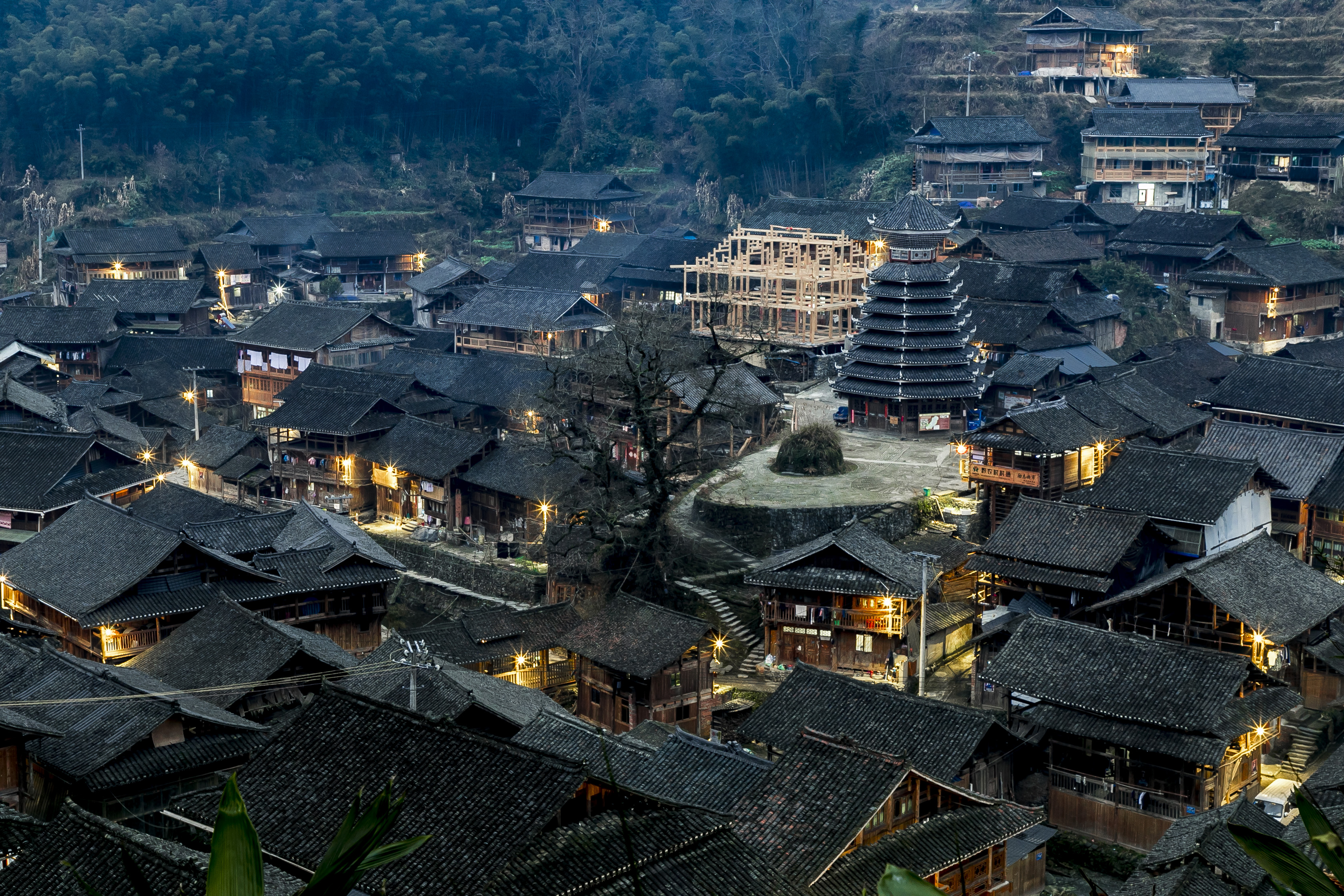 古色古香的乡村夜景，传统建筑尽显中国风