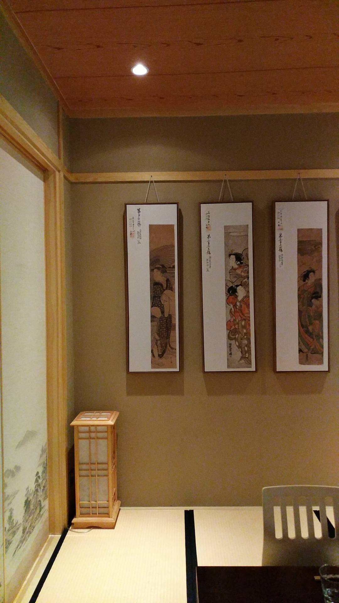 墙上挂画装点空间，打造文艺日式风格