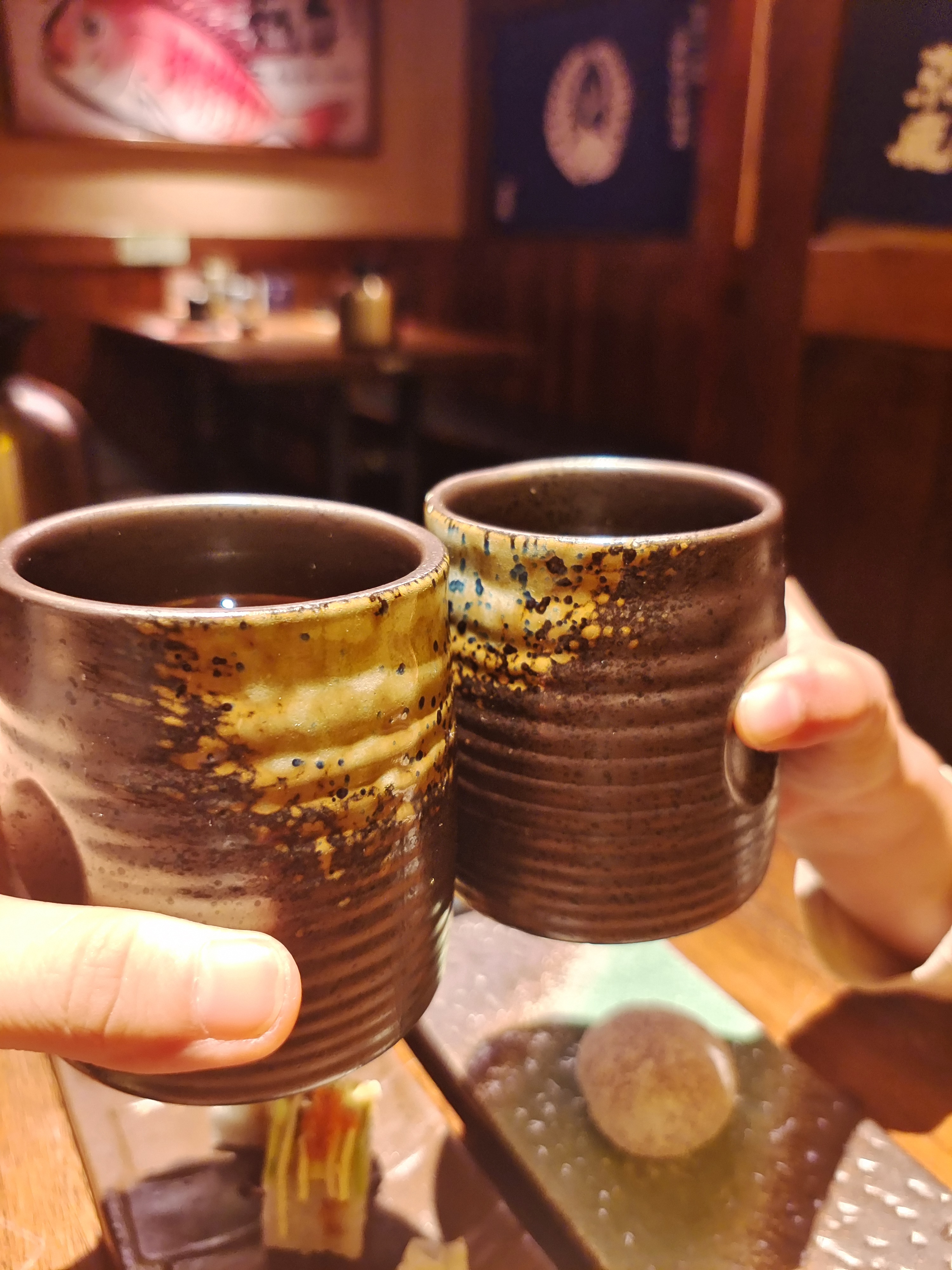 两只特色陶瓷杯，美酒相伴的惬意时光