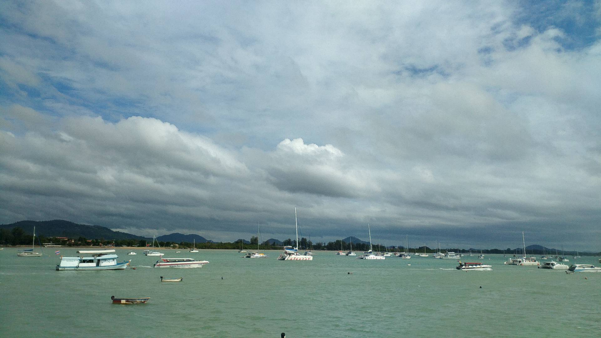 广阔海面上众多轮船 尽显海洋风情之美