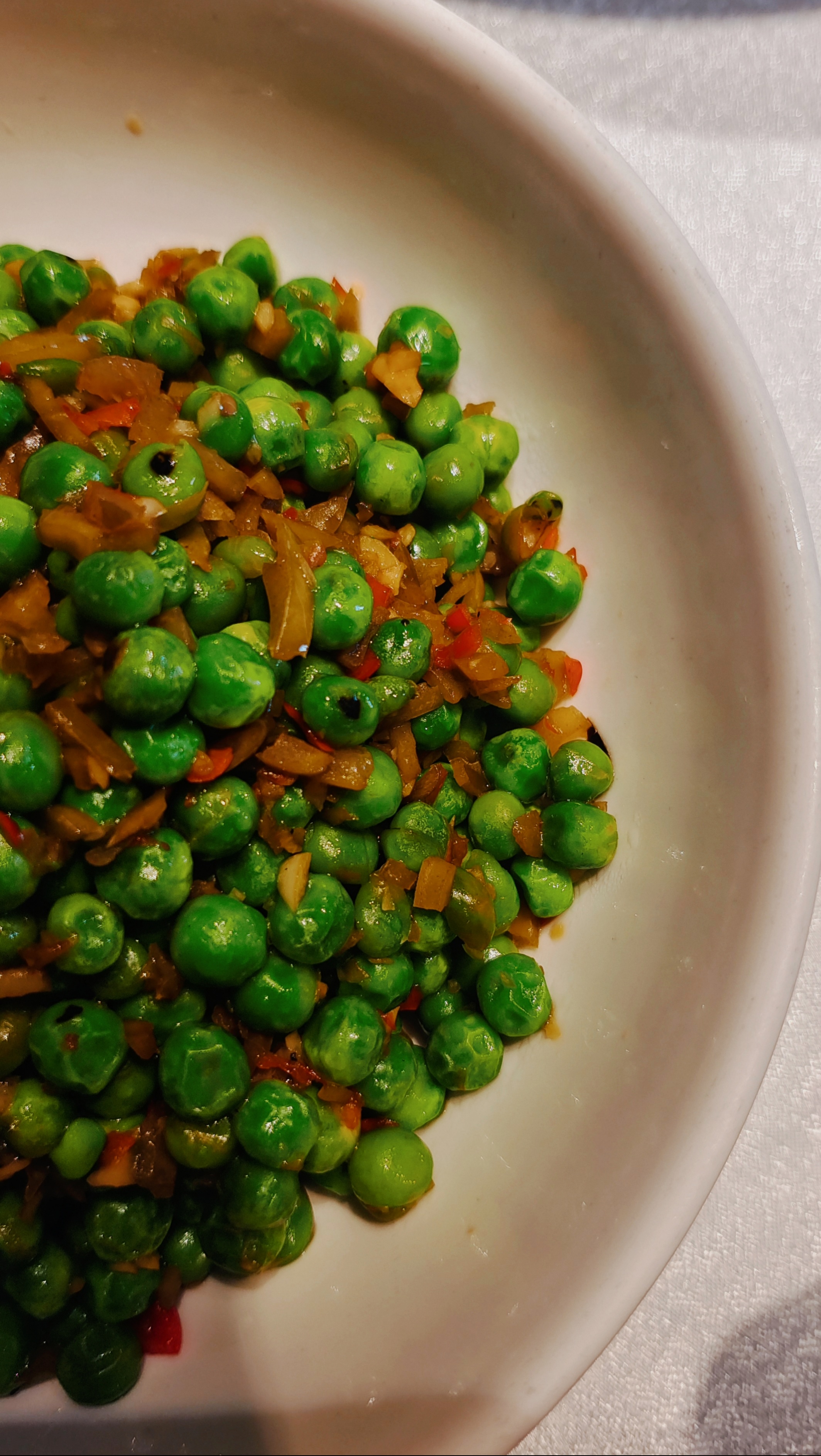 美味的炒豌豆，令人垂涎欲滴的中餐佳肴