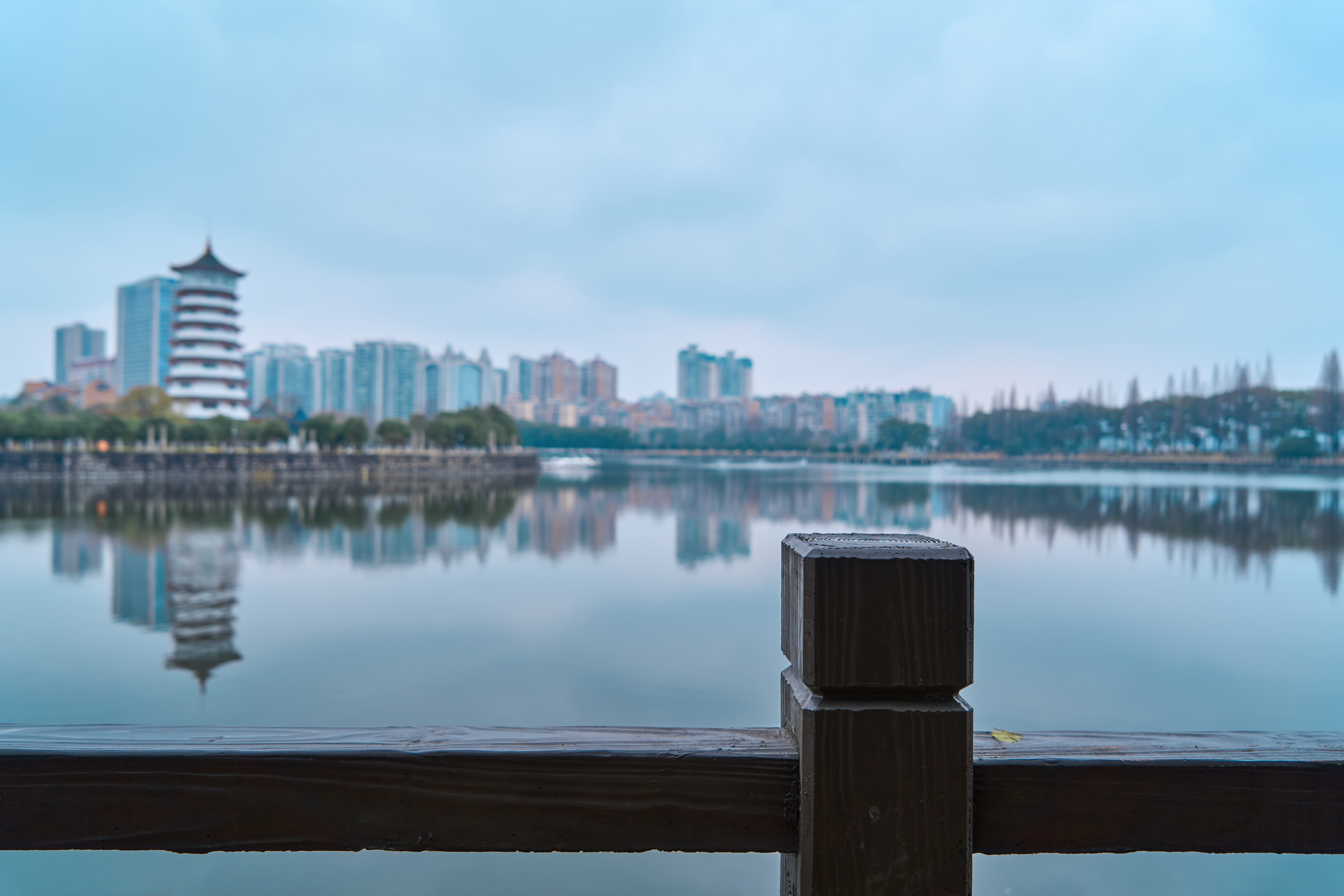湖泊美景映城市，清新自然好风光
