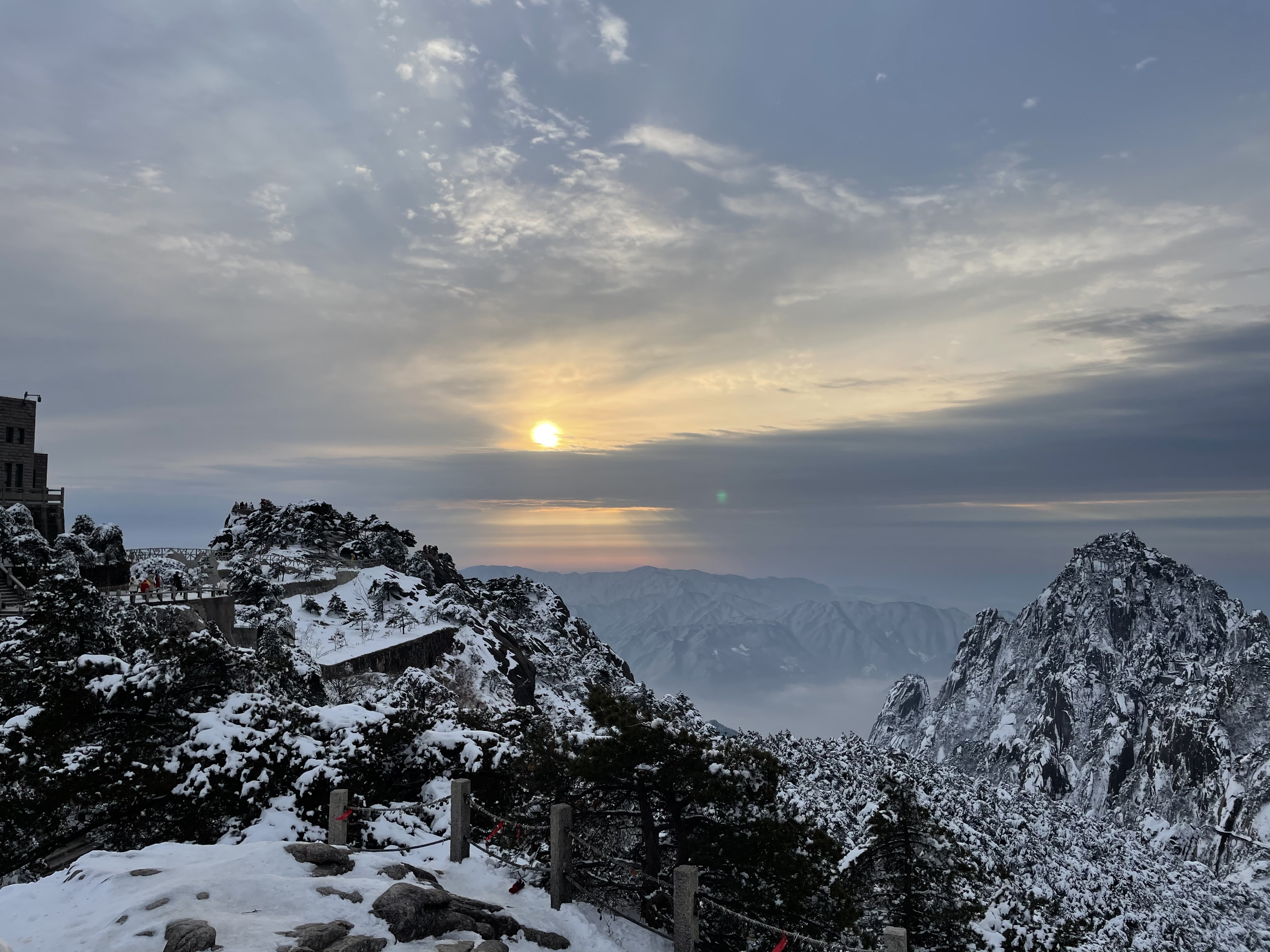 雪山壮丽冬景，赏绝美日出的电脑壁纸