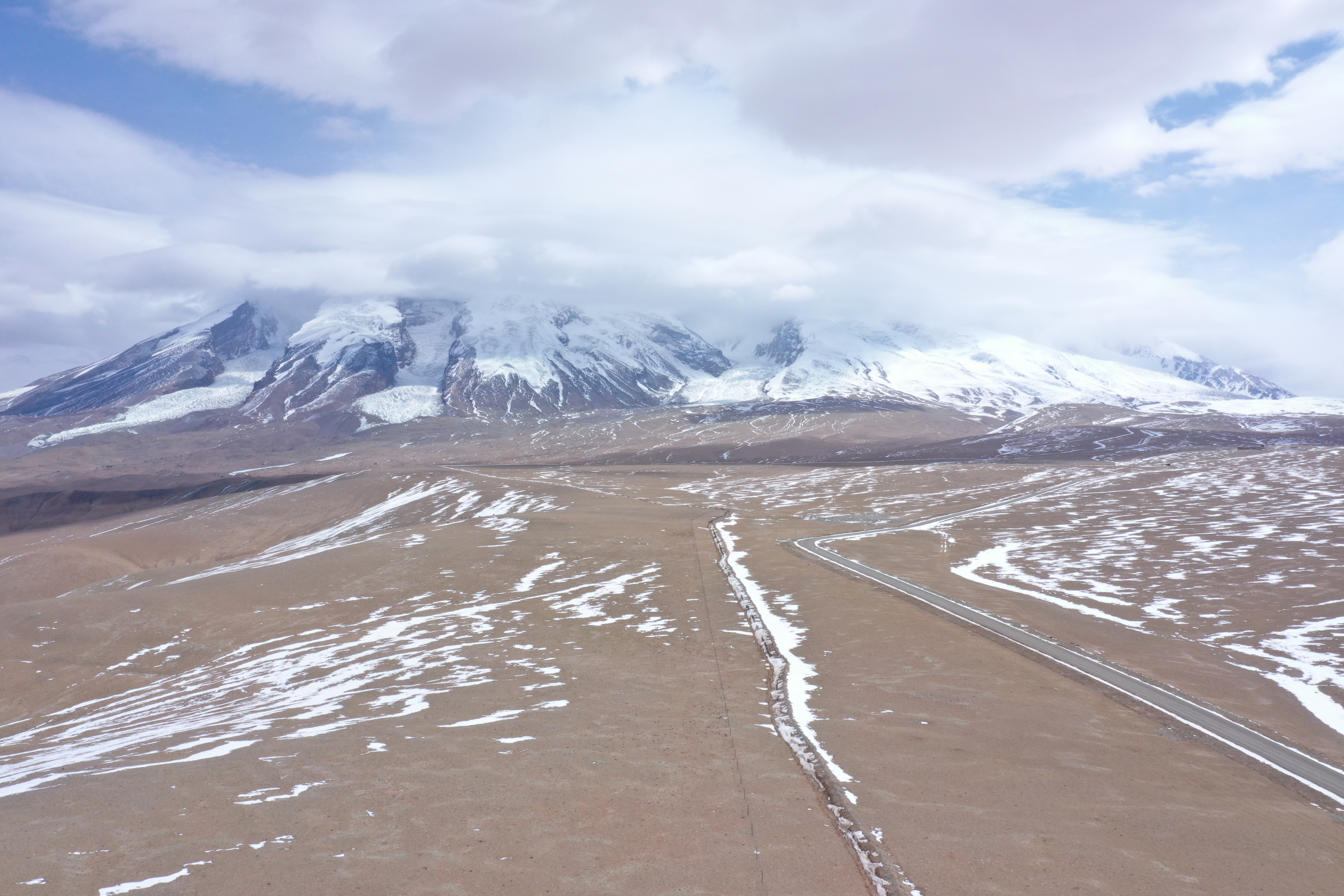壮阔雪山风景图，尽显大自然的雄浑魅力