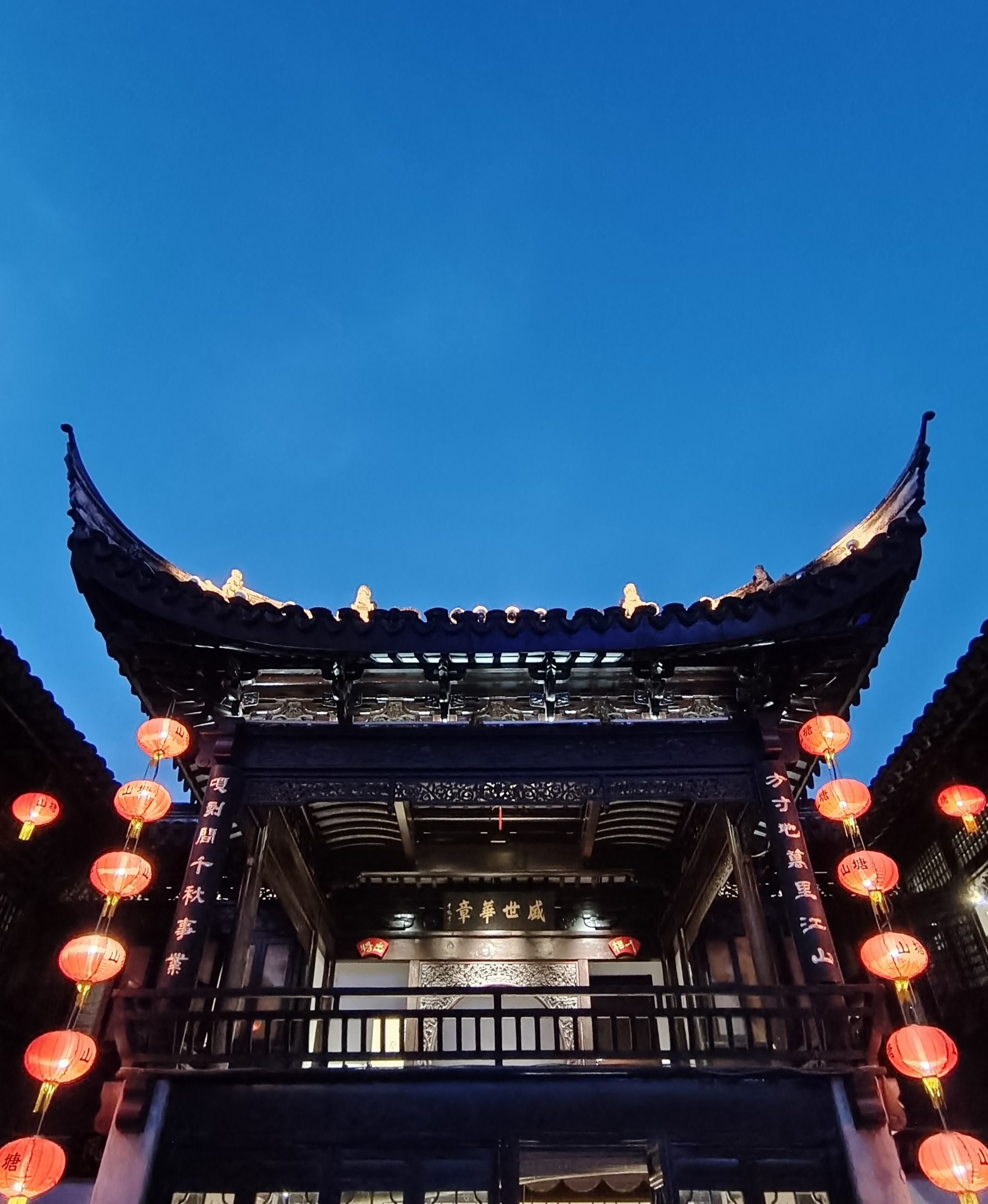 古色古香古建筑，红灯笼装点尽显中国风