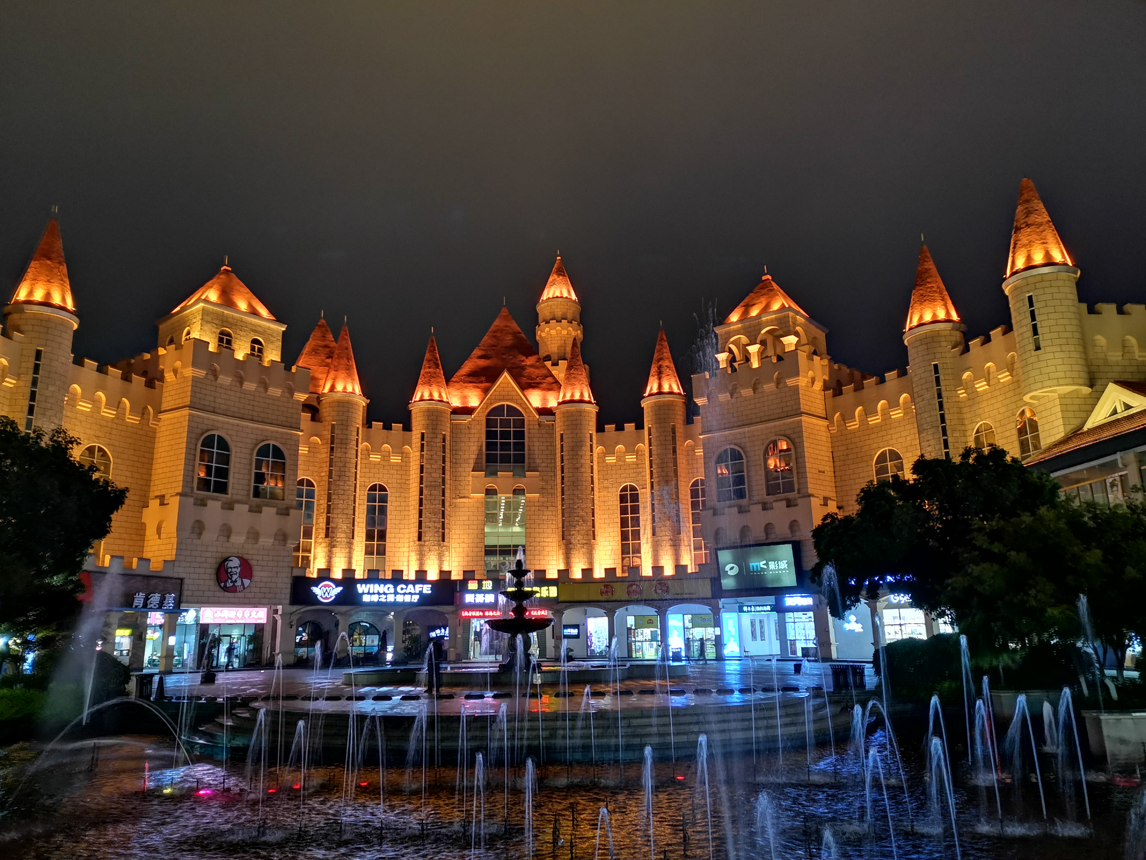 夜晚灯光下的城堡建筑尽显独特魅力