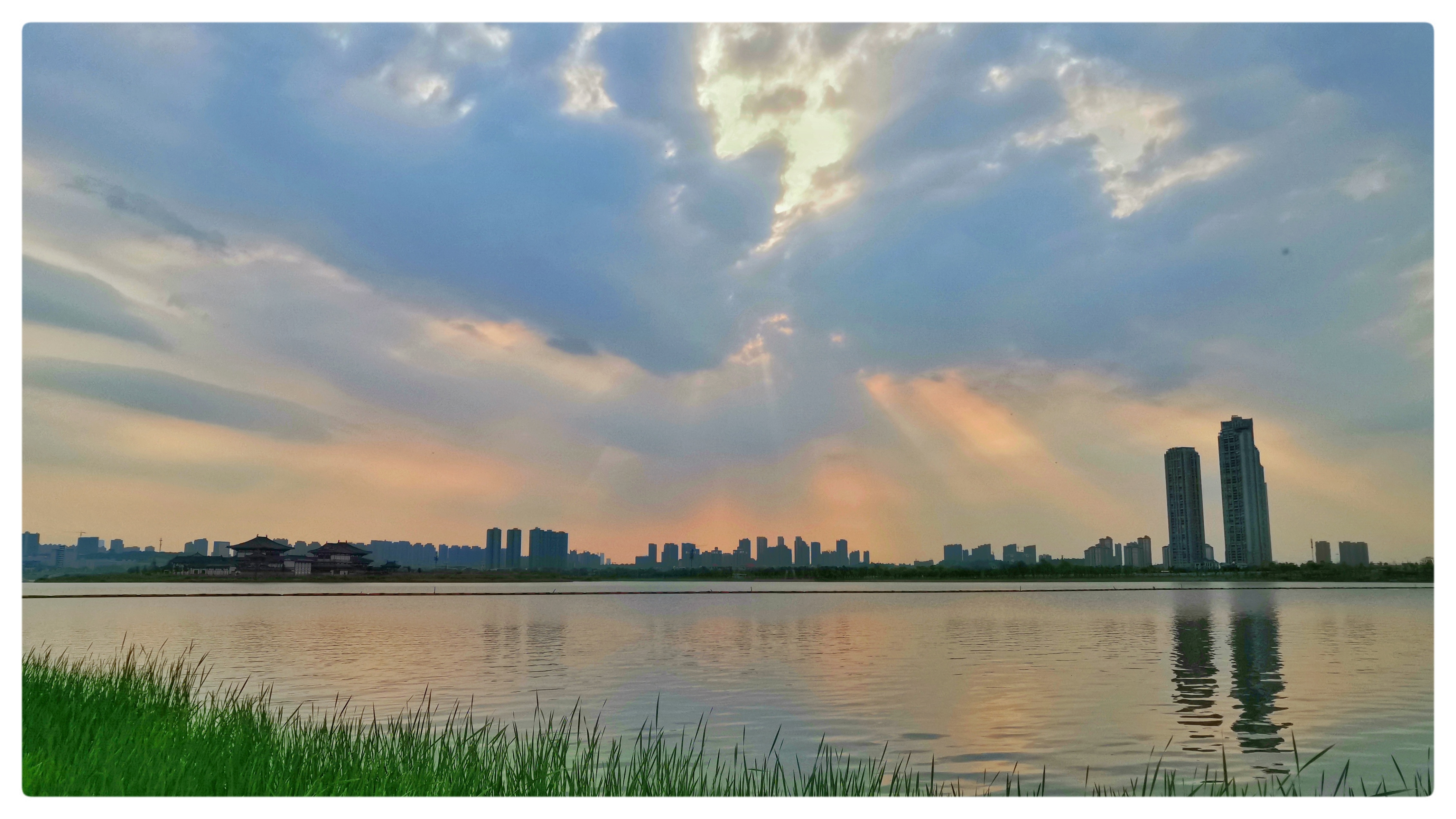湖泊风光美如画 城市背景尽显独特魅力