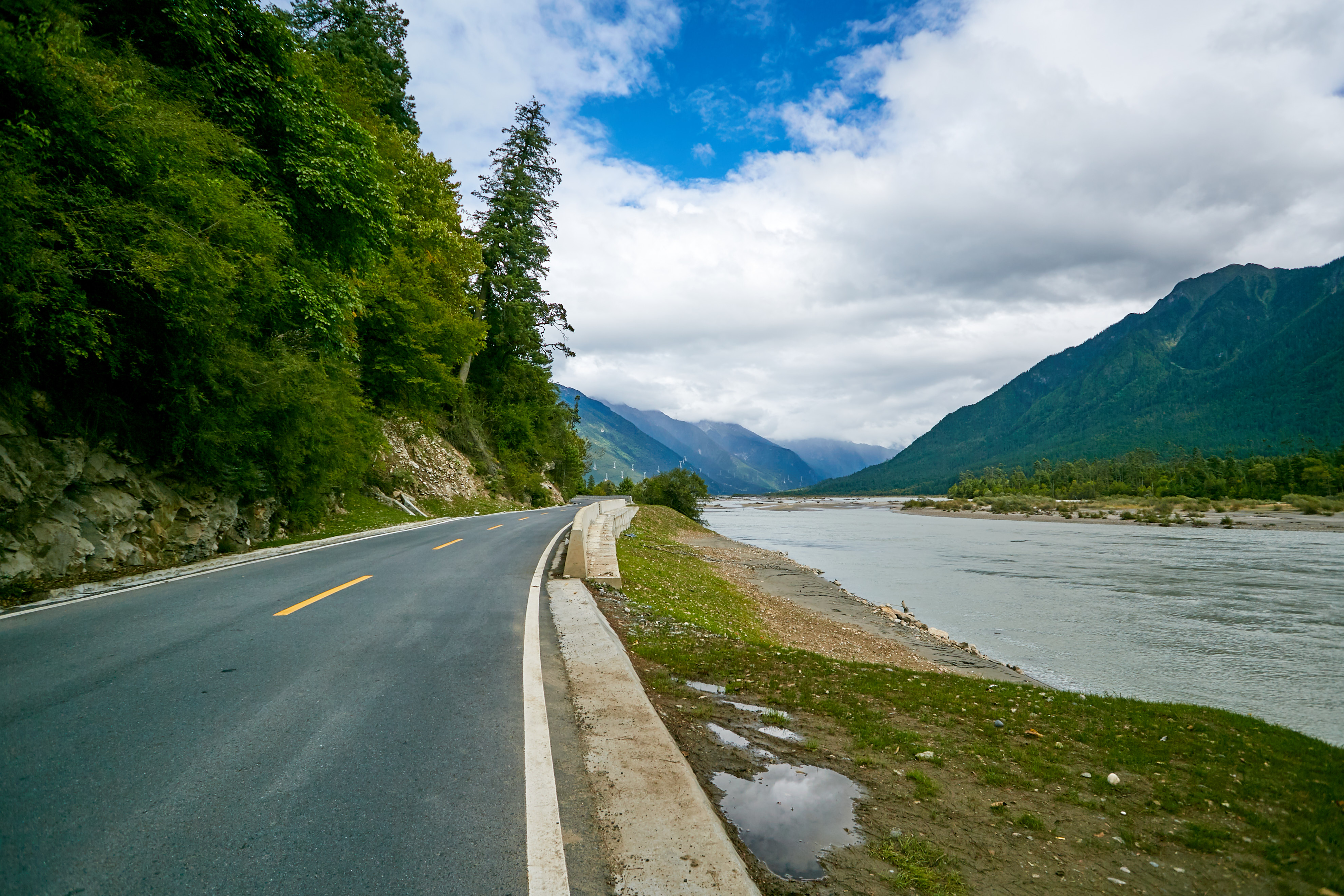 优美公路伴水依山