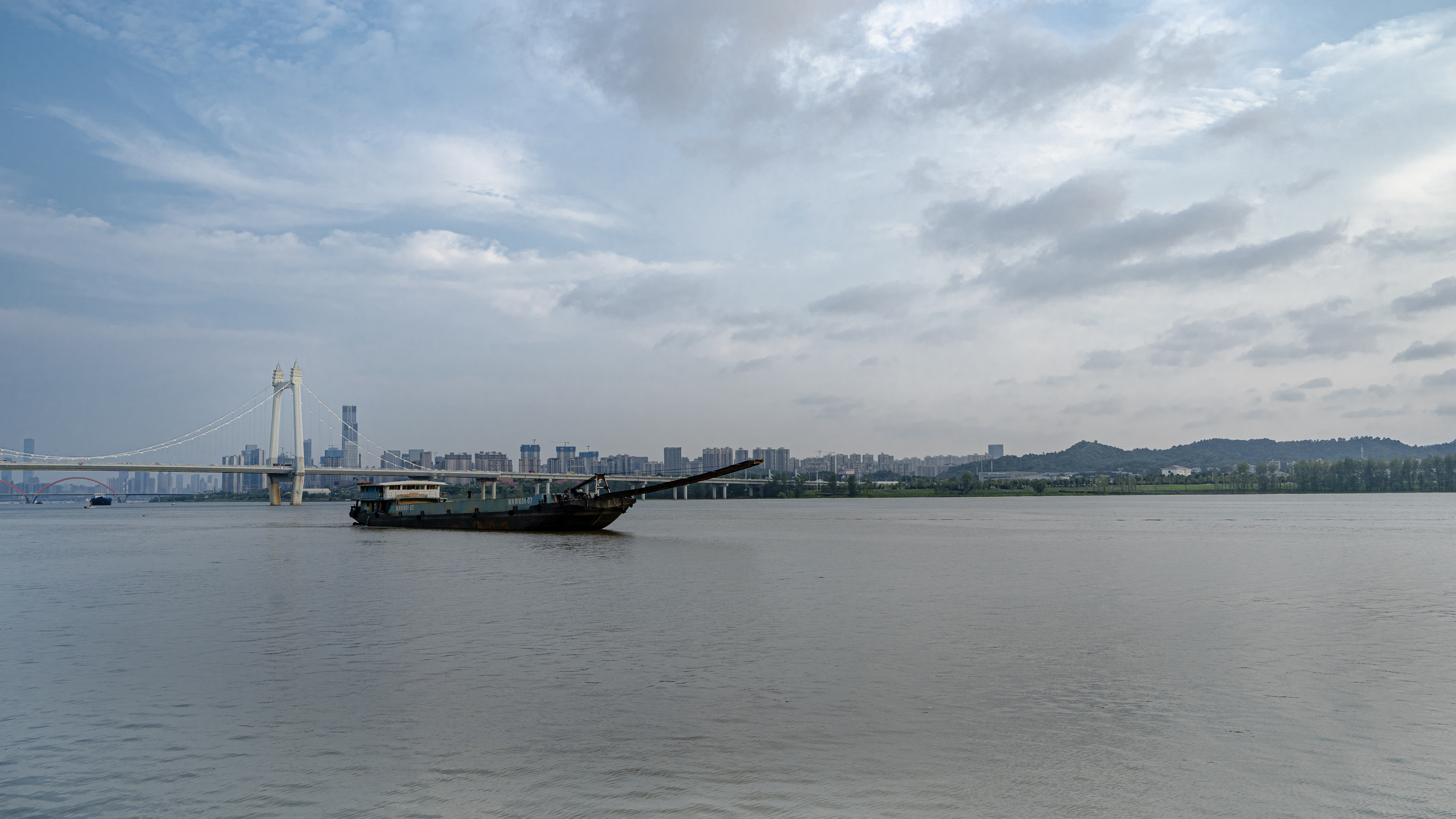 江面上的轮船 独特风景尽显城市魅力