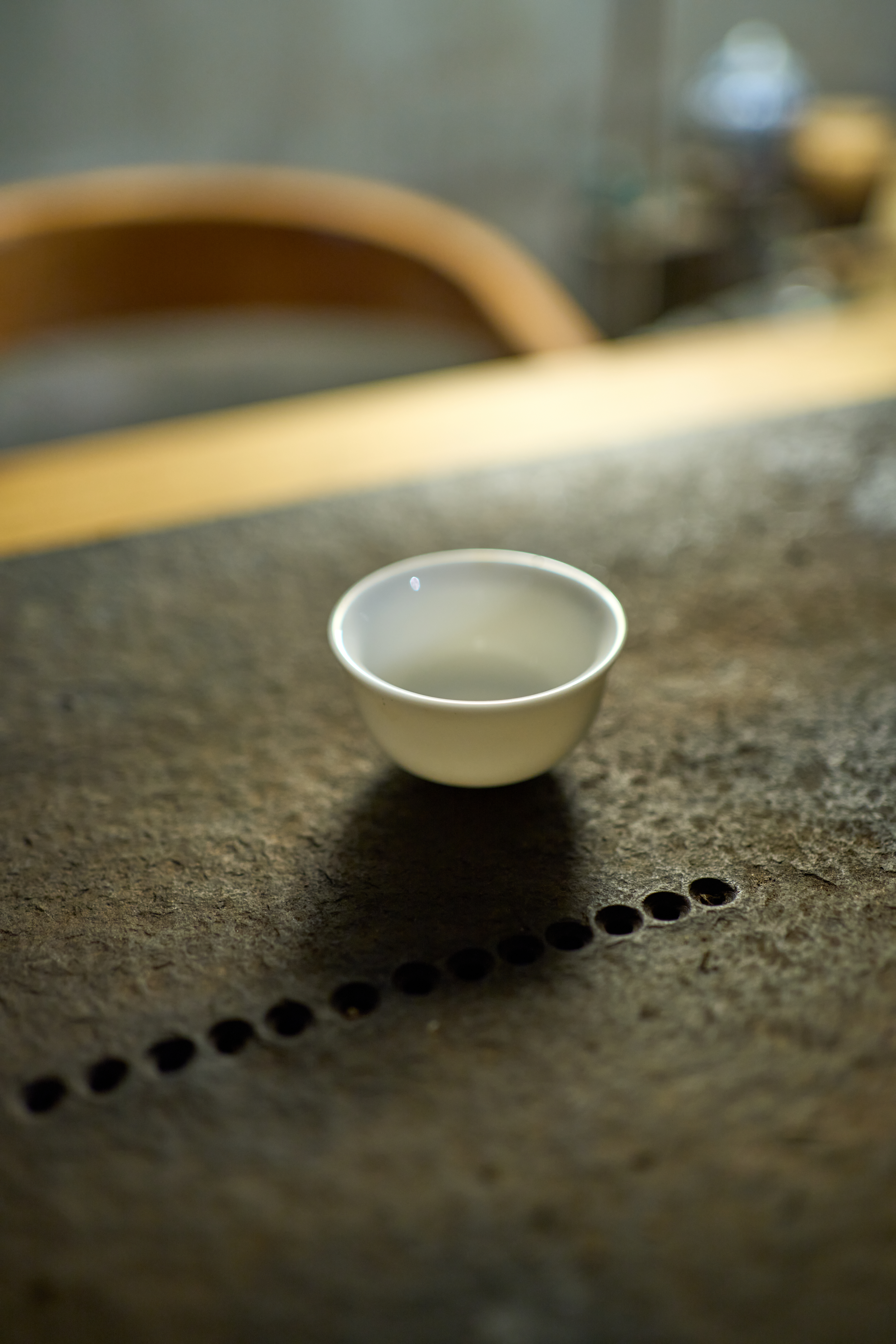 简约白色陶瓷茶杯