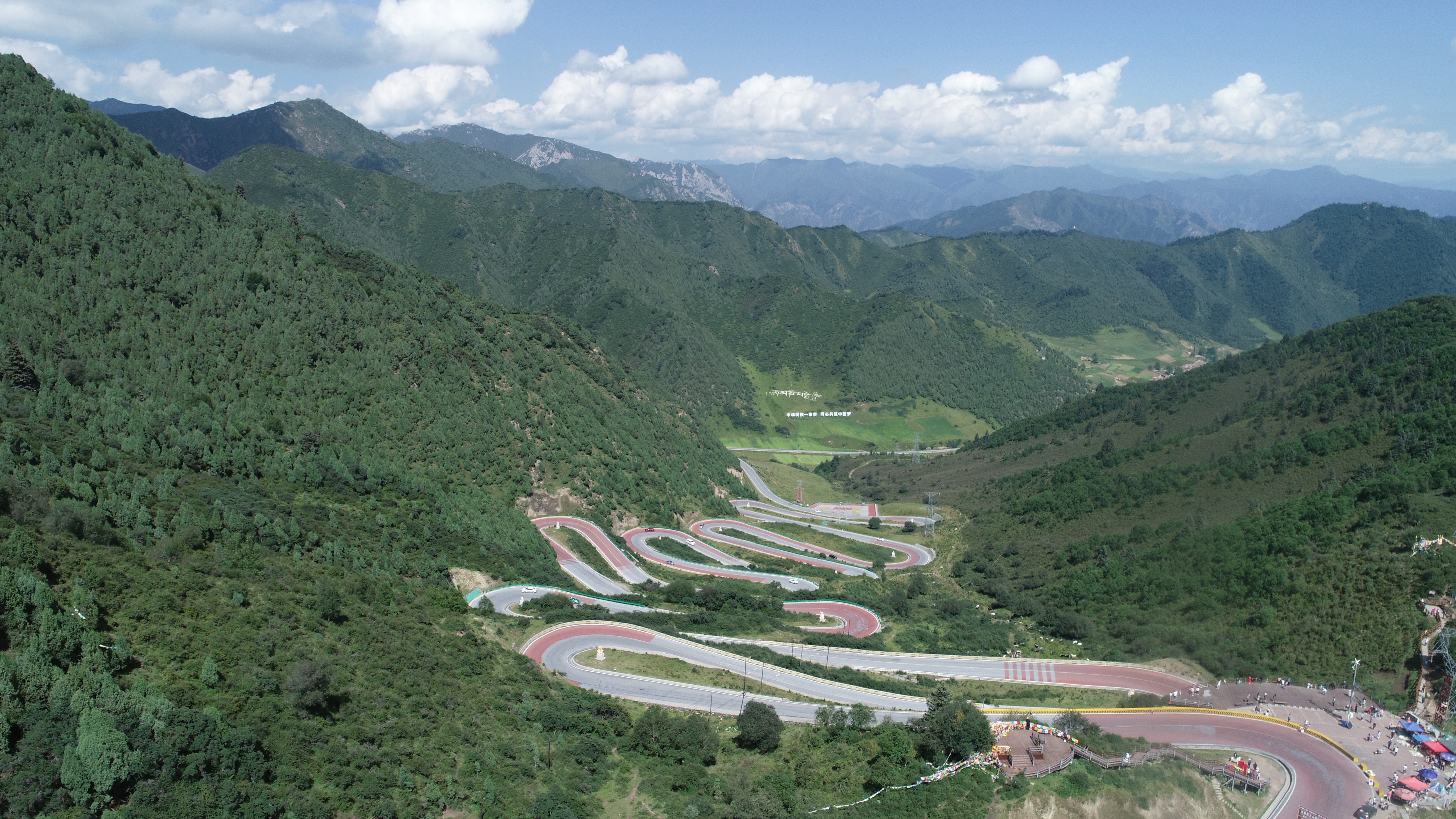 山间蜿蜒公路 户外壮美风光电脑壁纸来袭