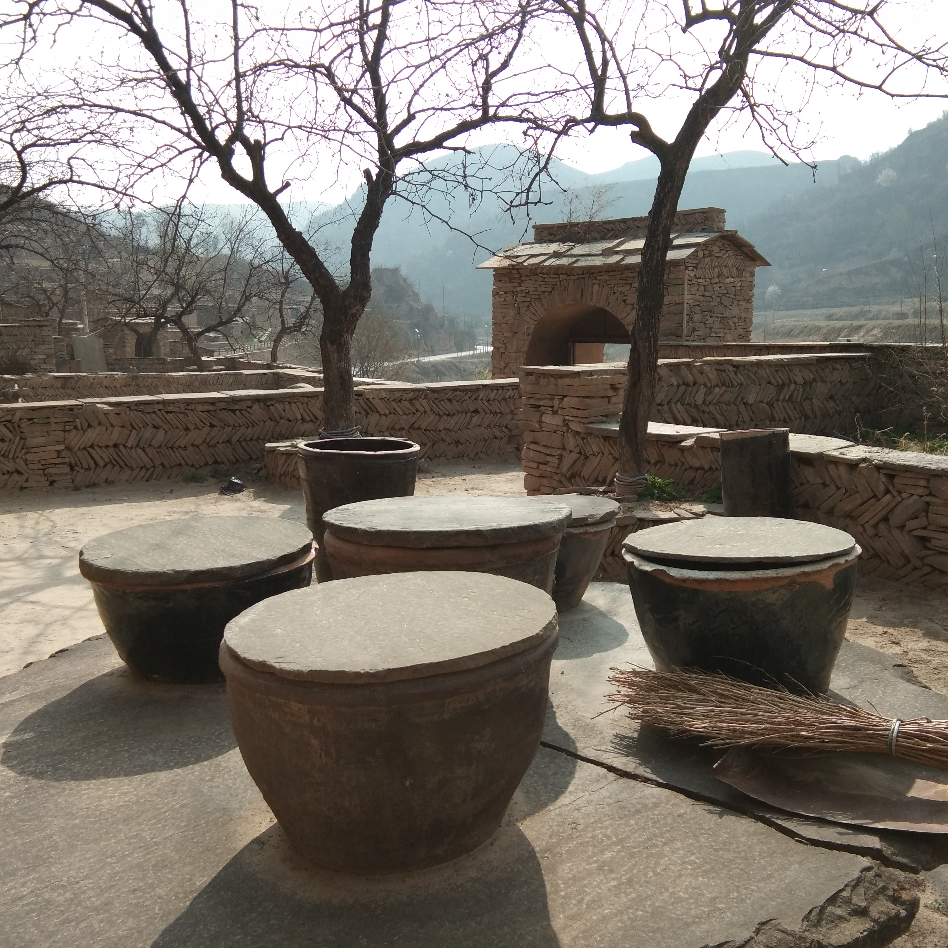 乡村特色陶罐景观，尽显古朴韵味