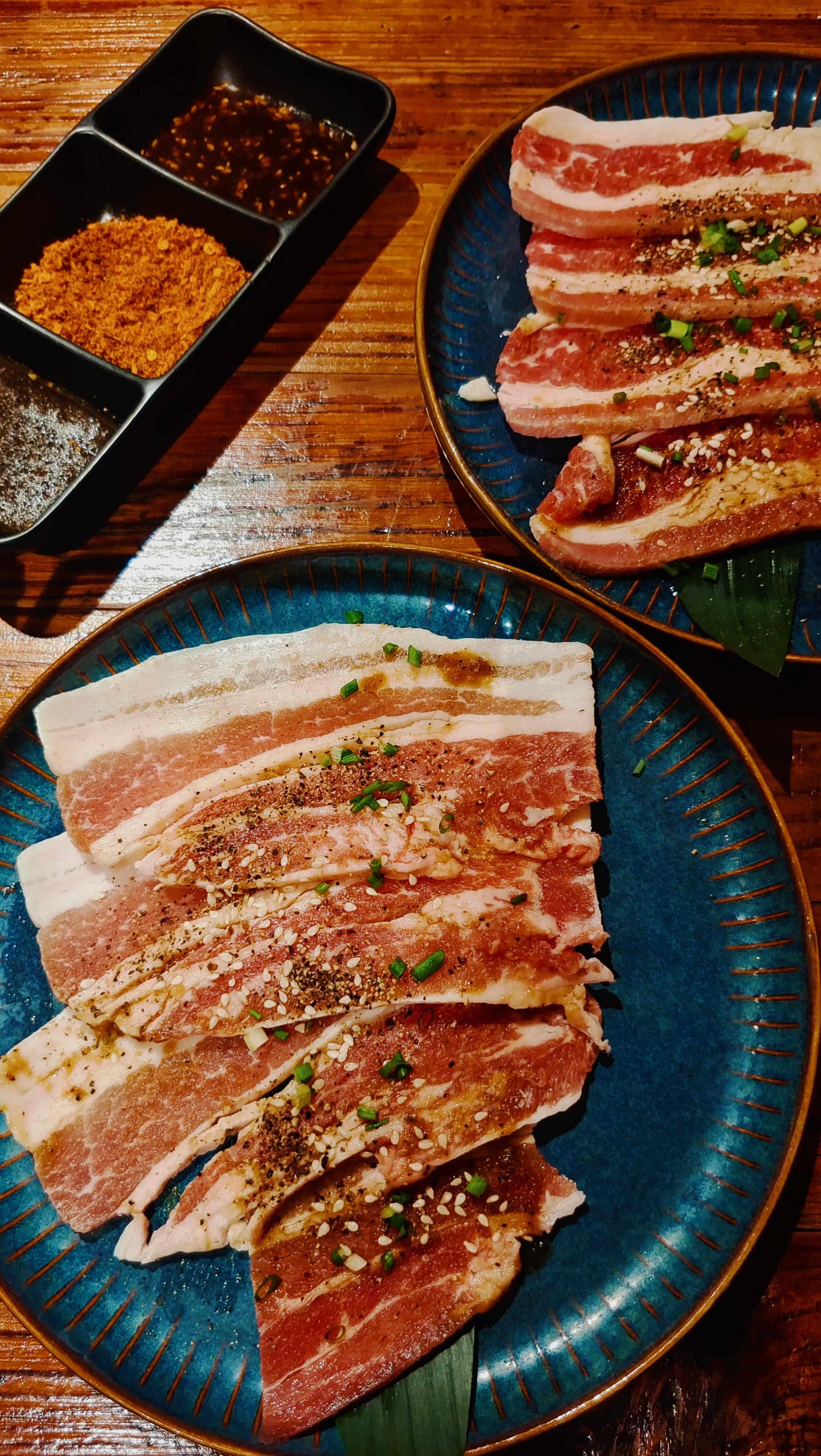 美味烤肉菜品展示，激发食欲的宣传物料