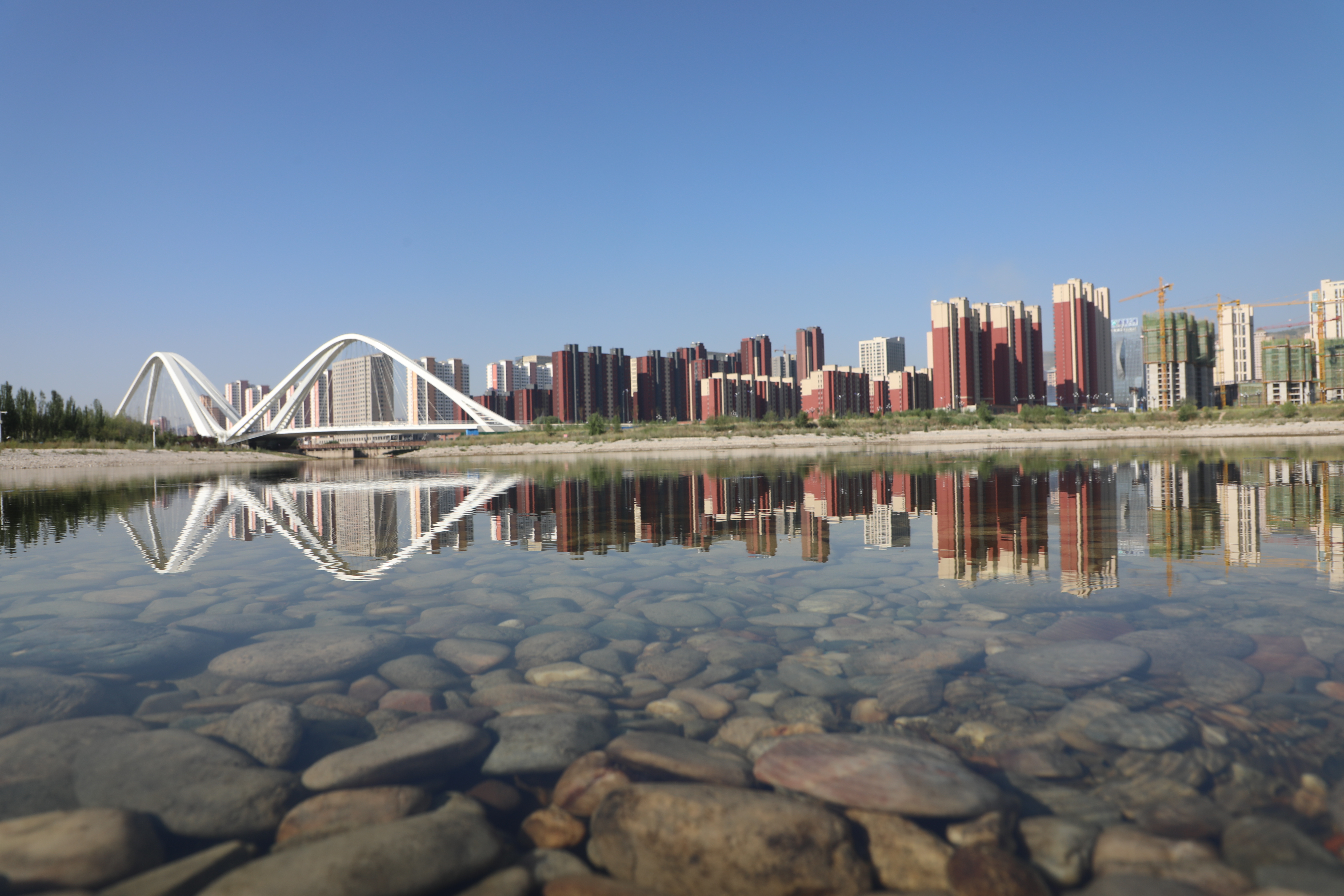现代城市景观倒映水中的美丽景象