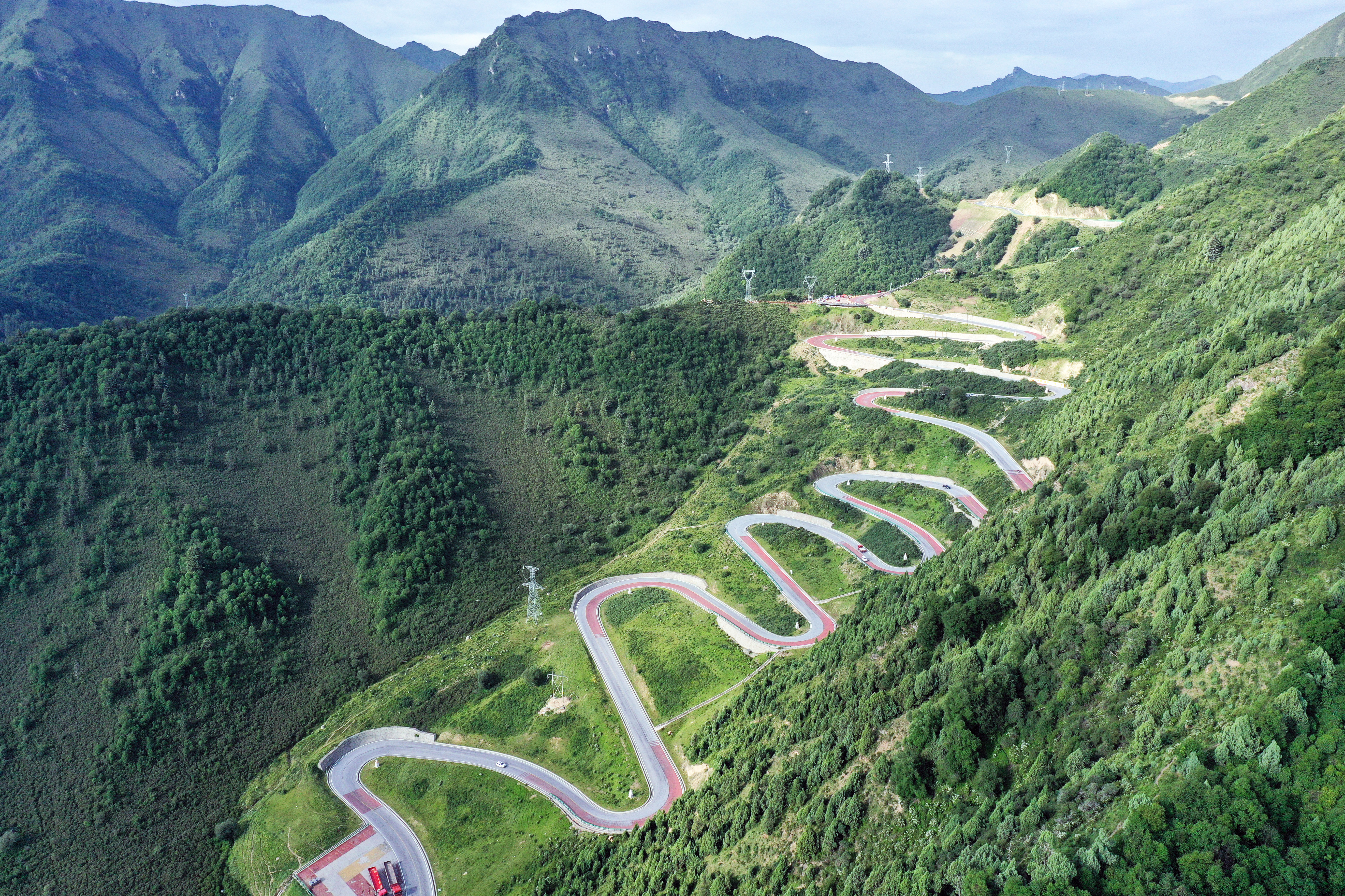 蜿蜒山路穿梭山林间的美丽自然风景线
