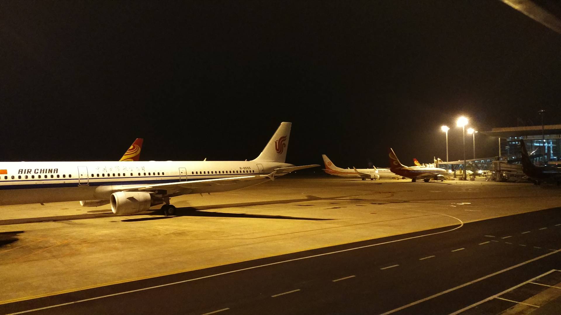 夜晚停机坪上的国航飞机 尽显航空风采