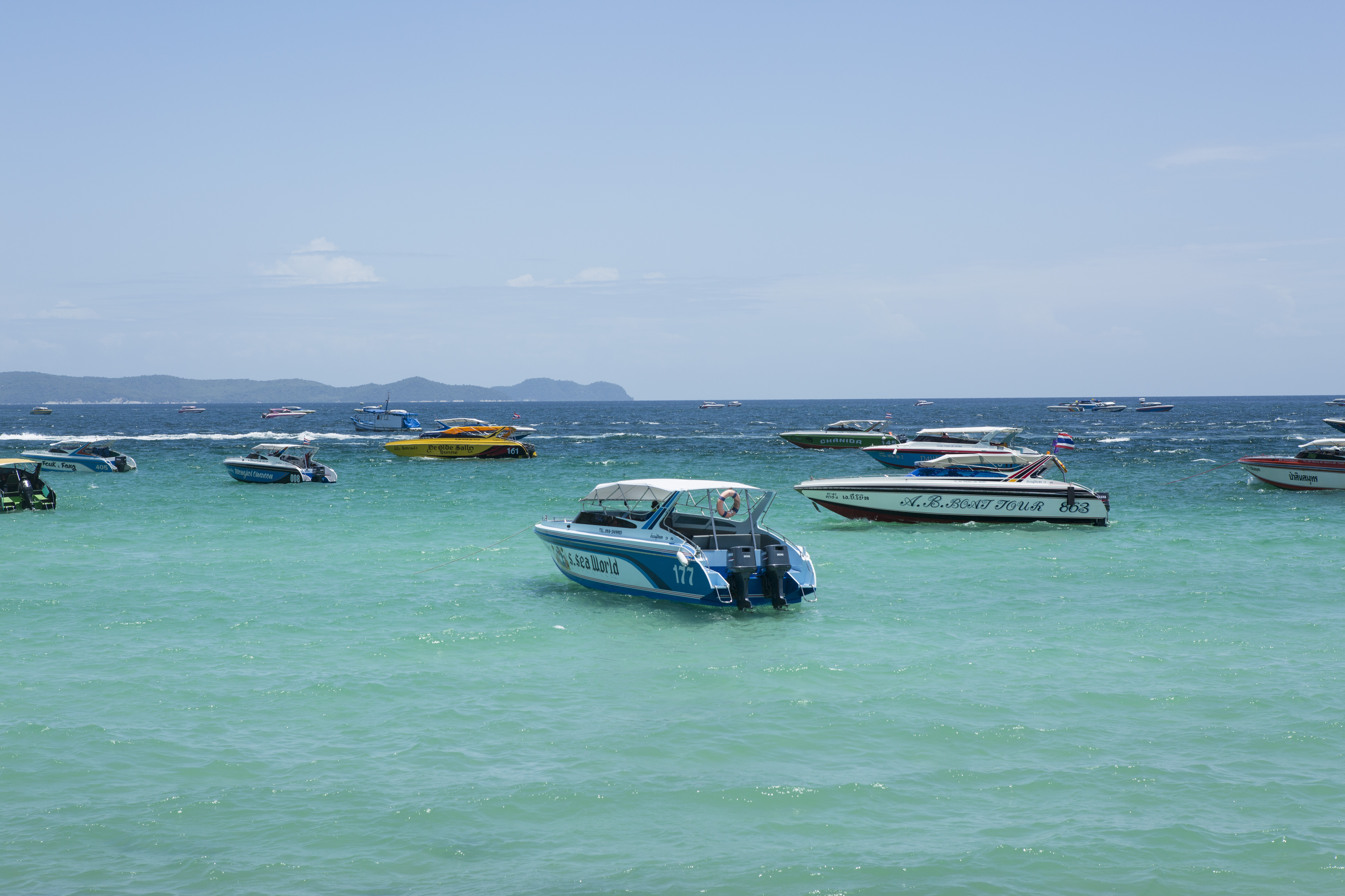 蓝色海面上的多艘轮船 轮船旅游宣传图