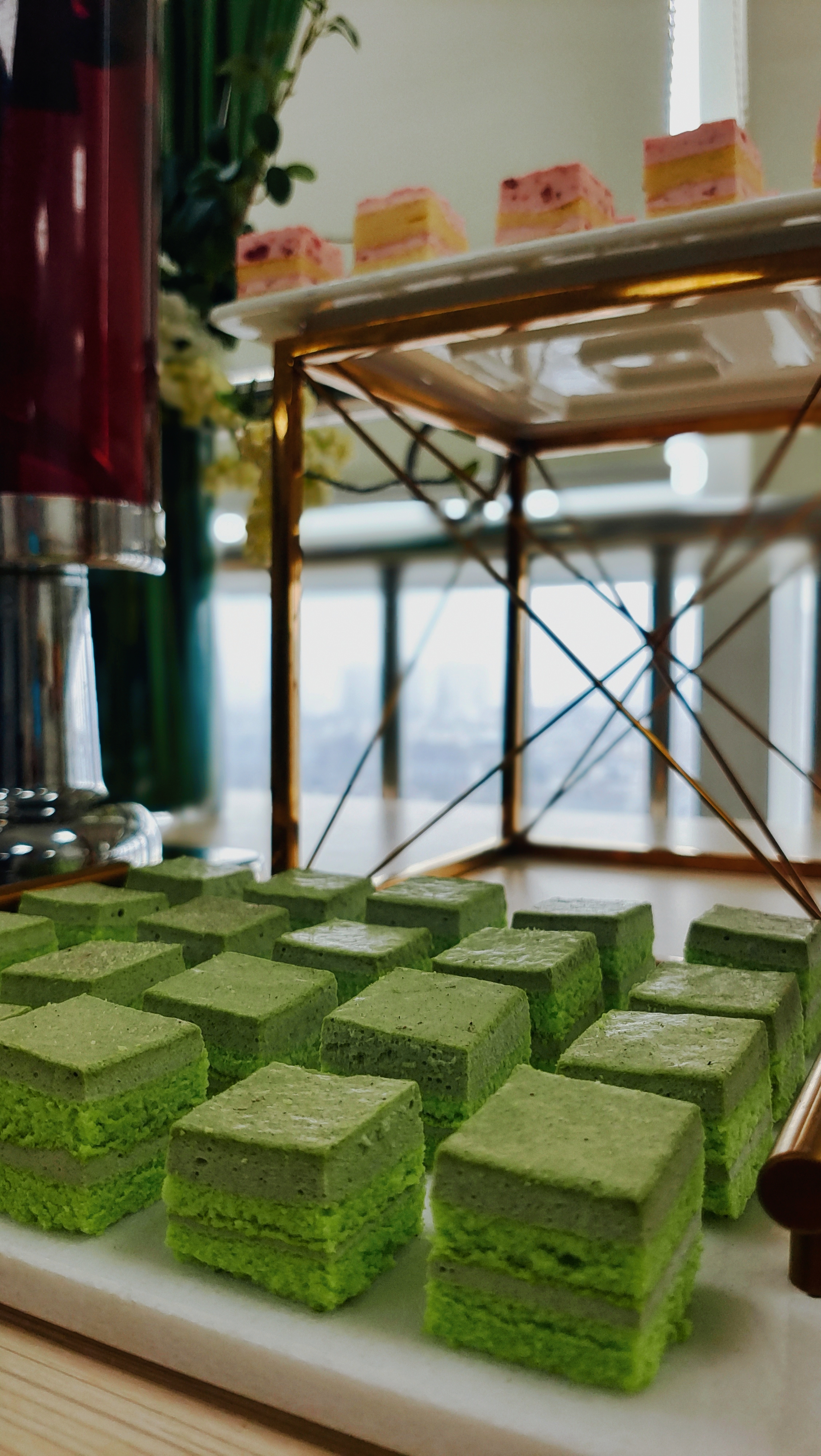 多层抹茶蛋糕展示，精致糕点令人垂涎欲滴