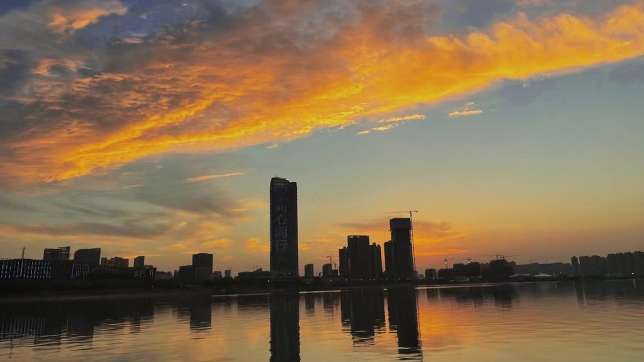 绝美城市湖泊景，夕阳余晖下的绚烂风光