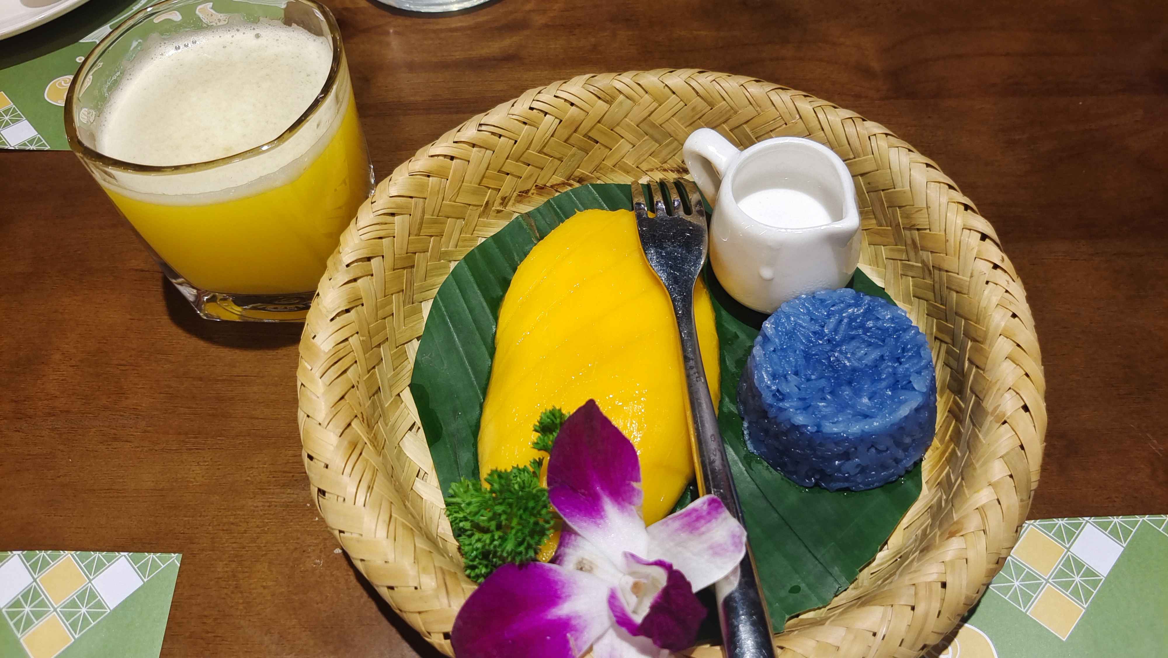 特色编织篮装美食配饮品的美味呈现