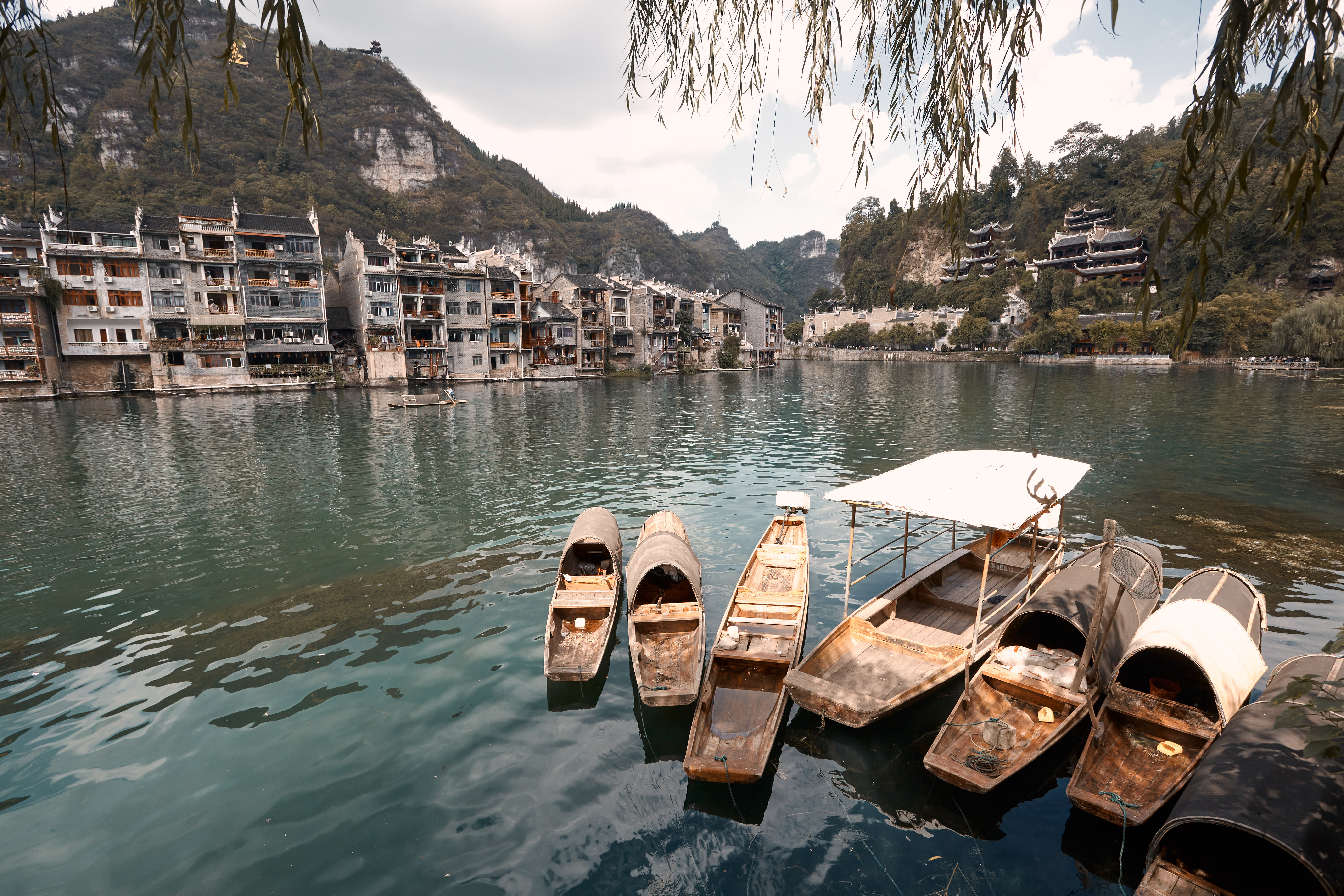 宁静湖泊边的特色古建筑 旅游宣传海报